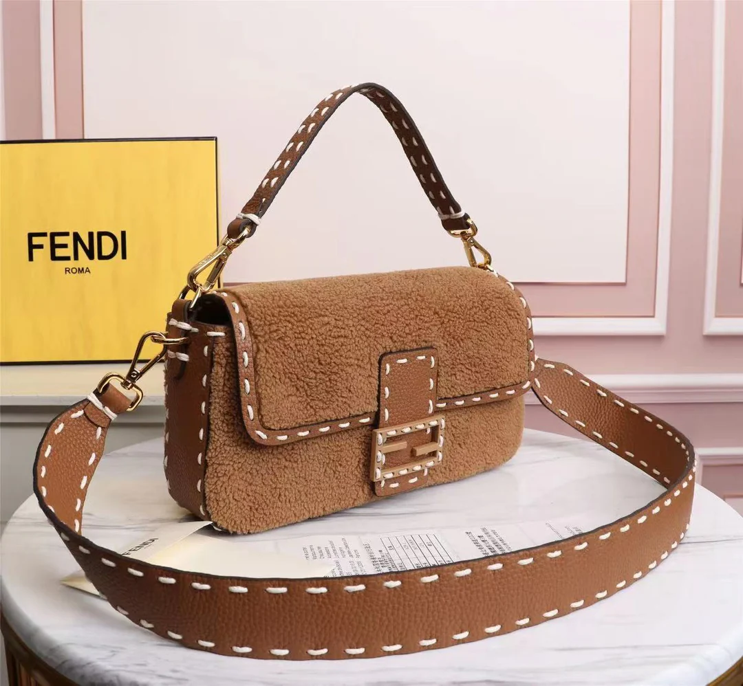Сумка Fendi Baguette среднего размера из коричневой овечьей шерсти.