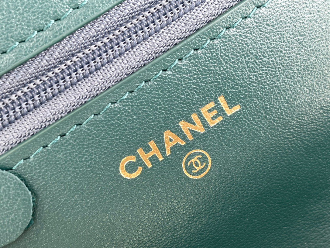 Chanel - Double Gold Ball WOC - Зеленая кожа с золотой пряжкой