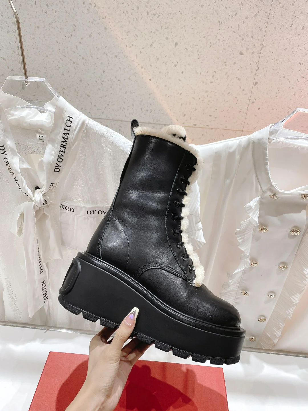 Ботильоны Valentino на платформе до середины икры с подкладкой из овчины — черные