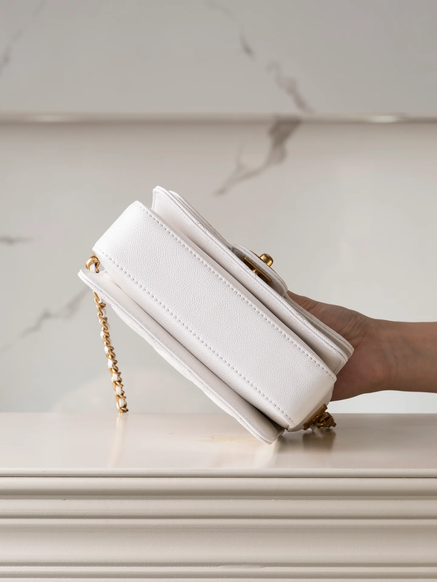 Мини-сумочка Chanel с ручкой и клапаном, белая.