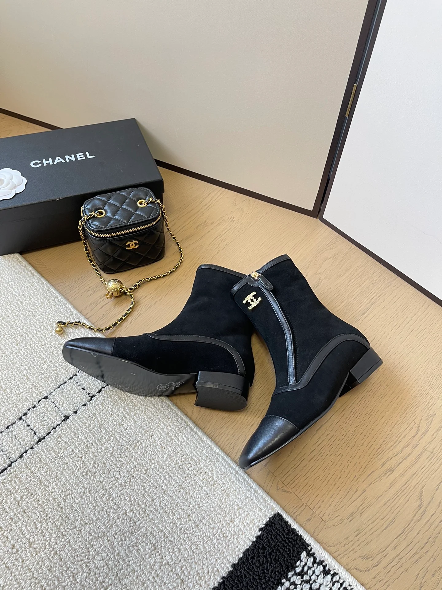 Ботильоны Chanel 2024 с острым носком - черные