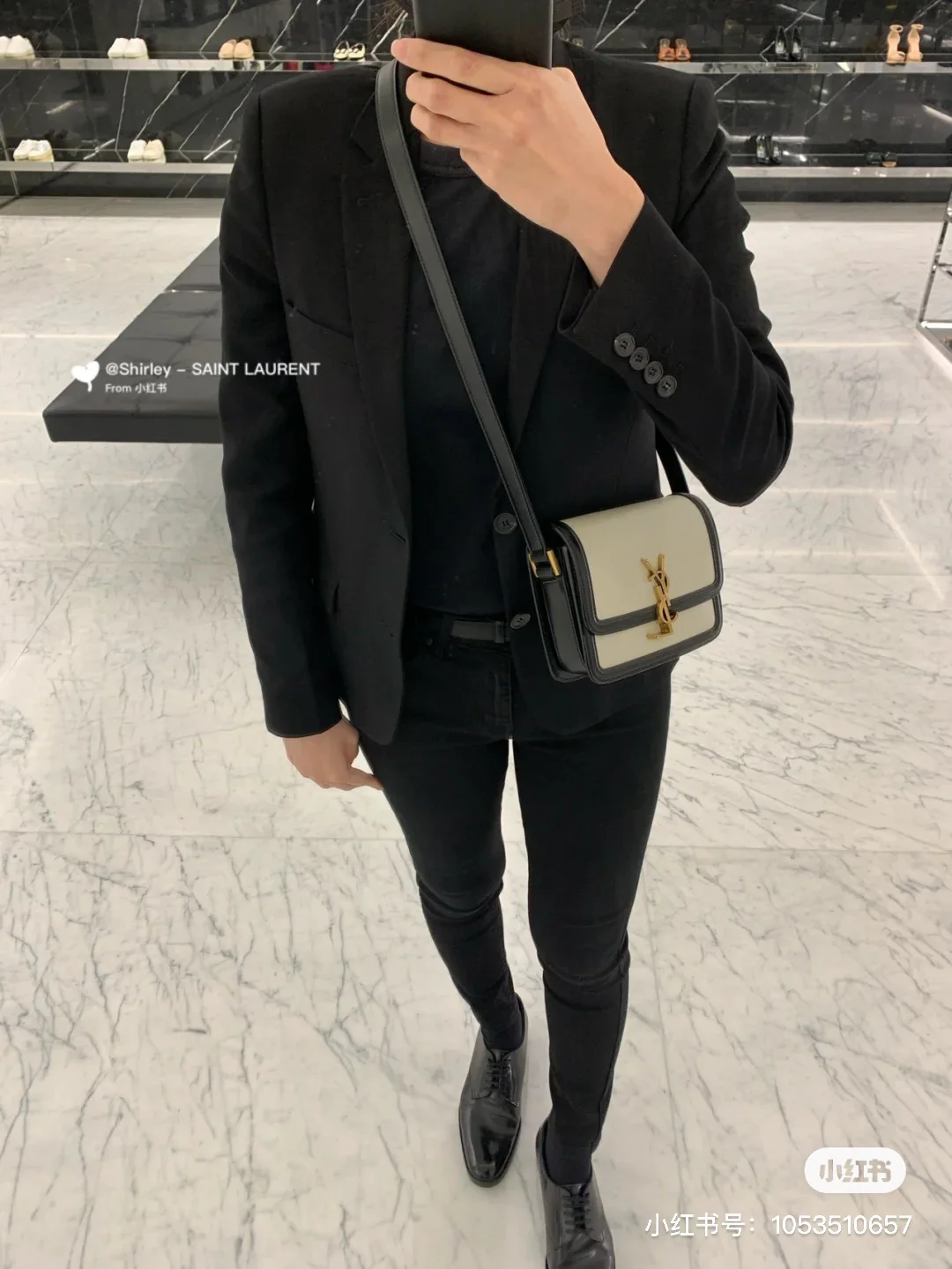 Сумка YSL Solferino Tofu Bag — бело-черная — 18 см — На фото: в ней.