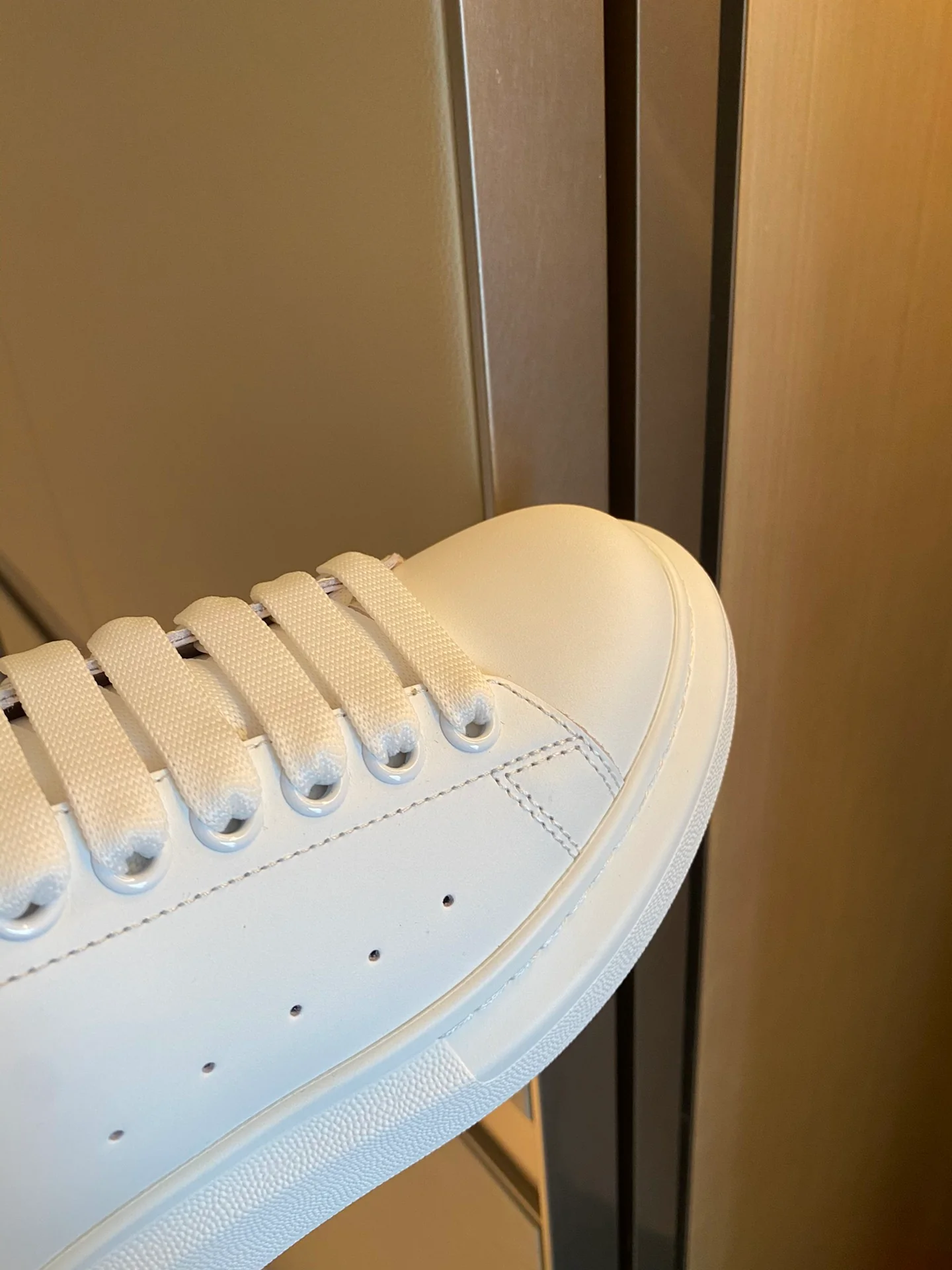 Классические белые кроссовки McQueen с замшевой подошвой на каблуке, серые.