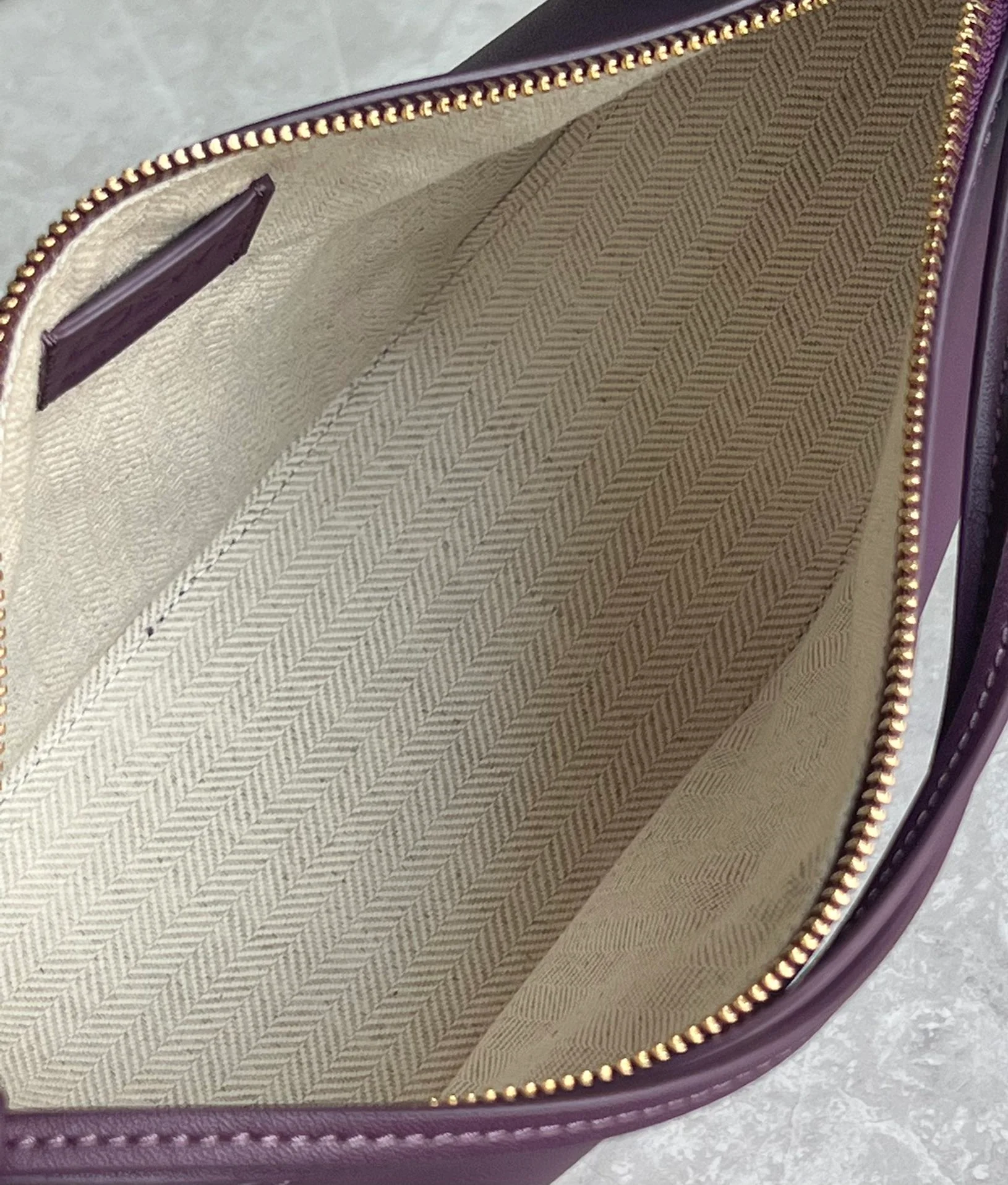 Сумка-хобо Loewe Hammock, фиолетовая.