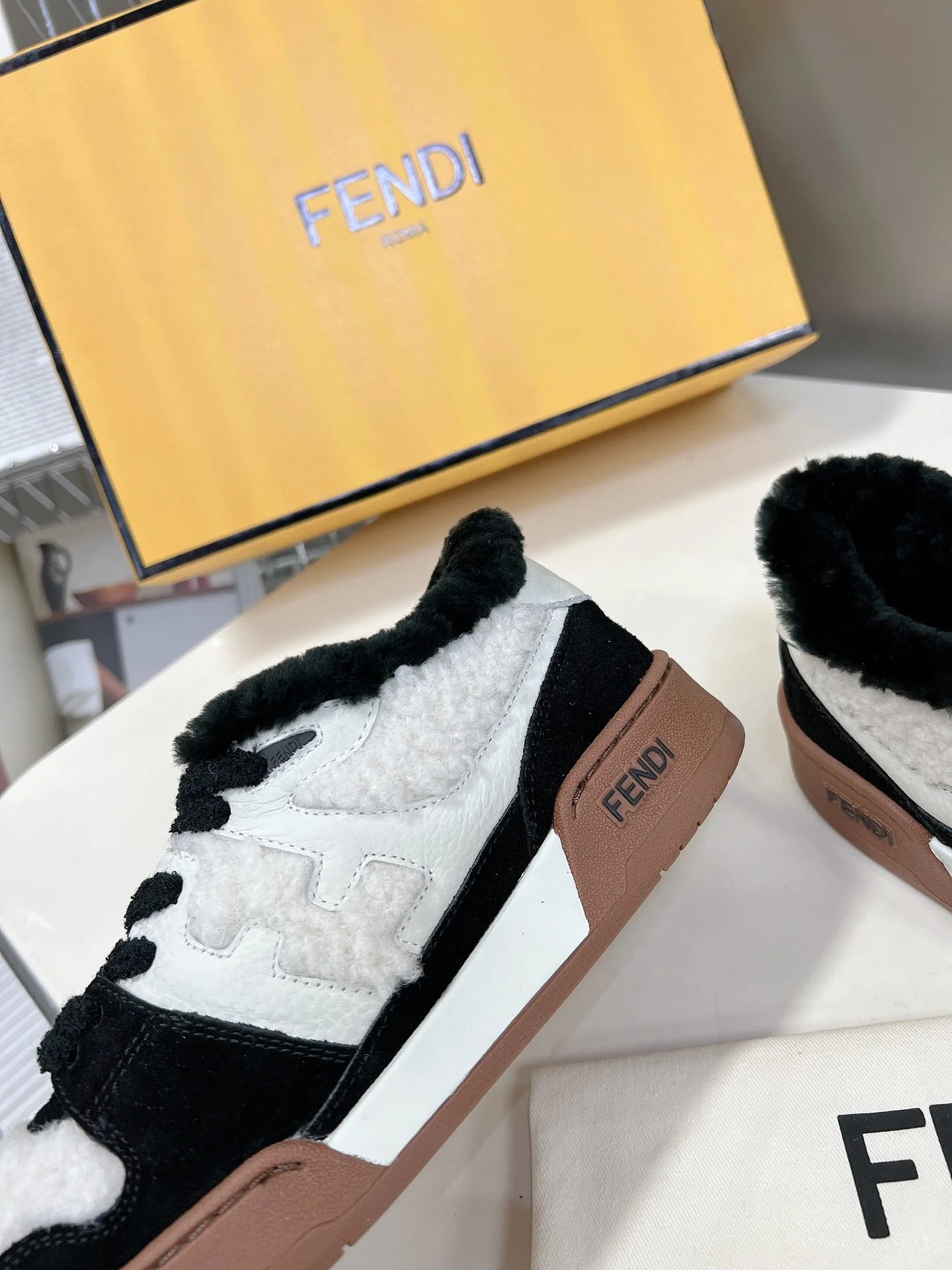 Кроссовки Fendi 22ss из овечьей шерсти, повседневные, черные.