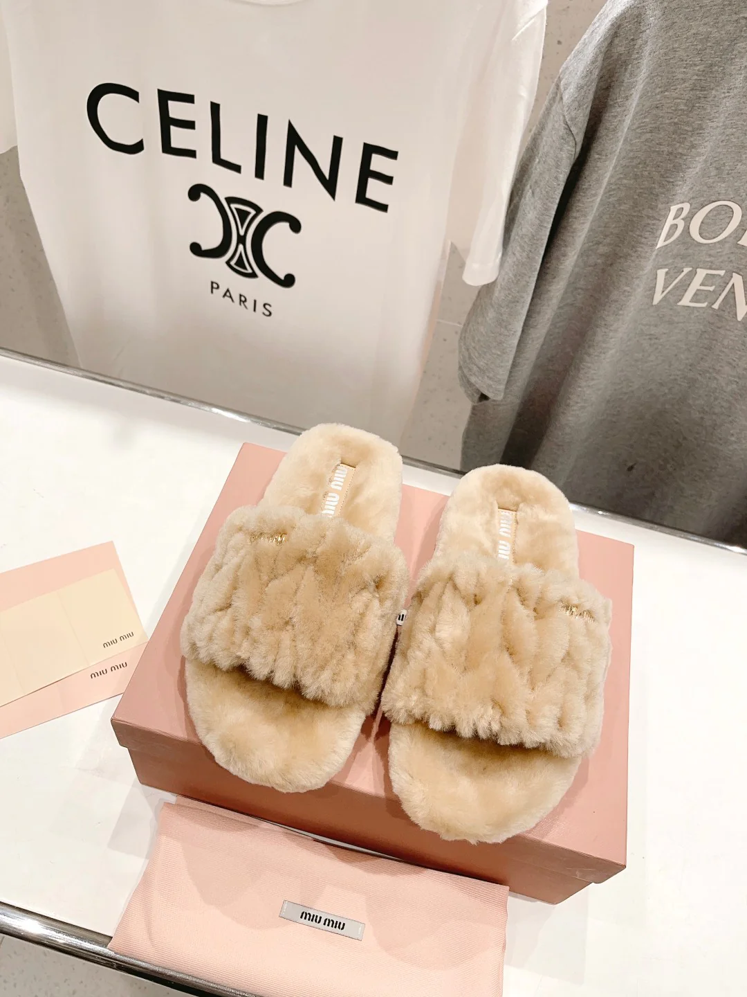 Новинка сезона ?Ранняя осень? от Miu Miu 2023 — шелковые тапочки с меховой вышивкой — полностью из меха, абрикосовый цвет.