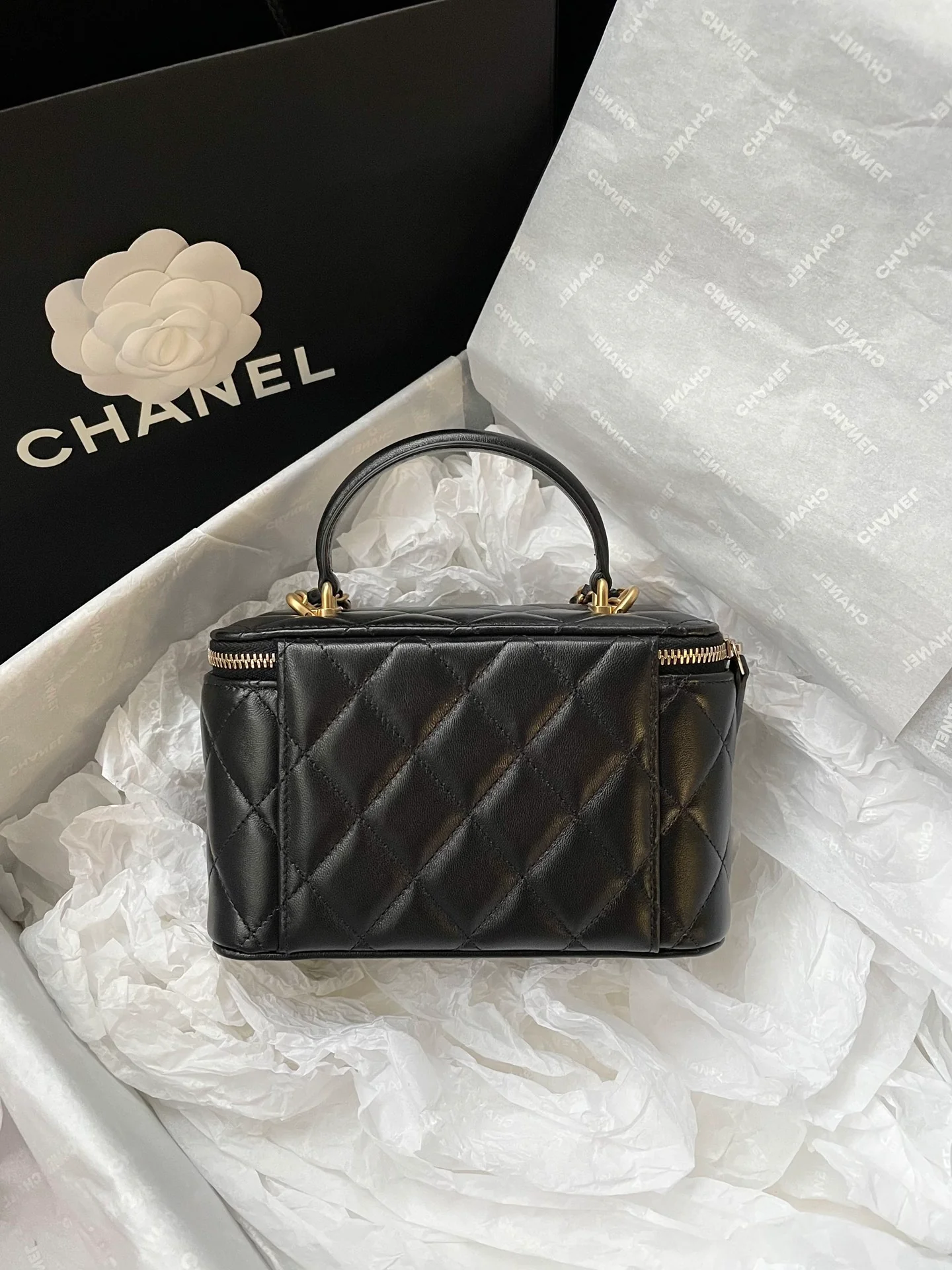 Сумка-коробочка Chanel с кожаной ручкой, длинная, черная.