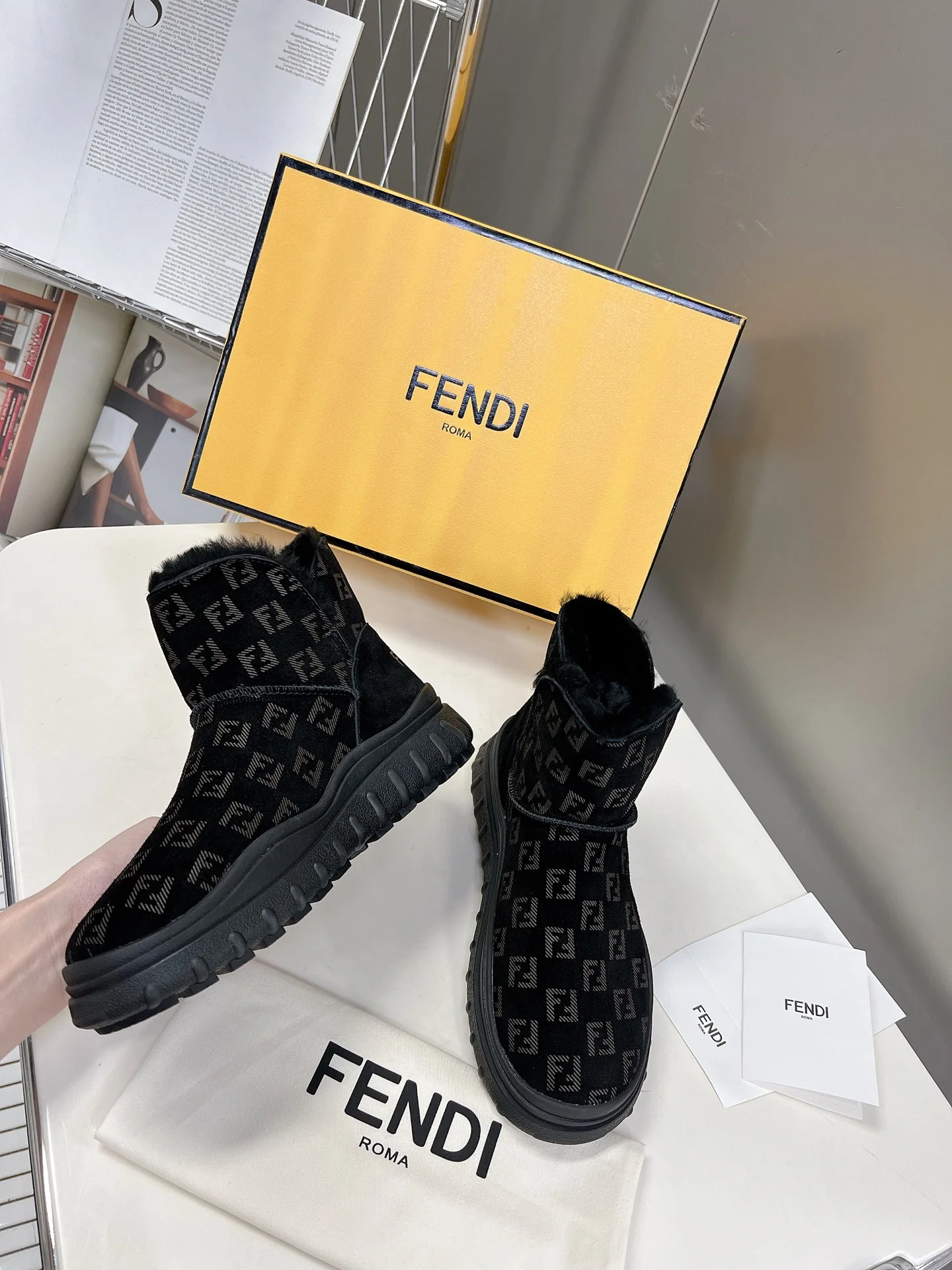 Ботильоны Fendi 22ss с принтом в виде букв по всей поверхности - черные