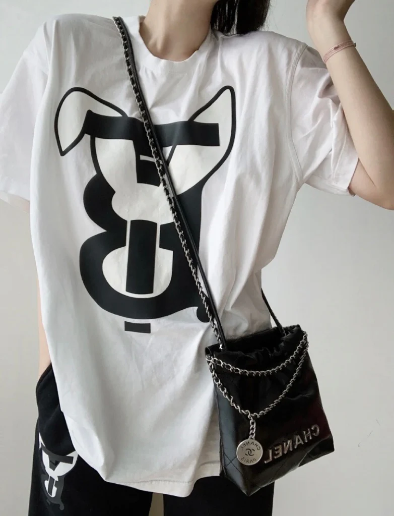 Новинка сезона весна/лето 2023 от Chanel - сумка 22 - мини - черно-серебристая - на фото.