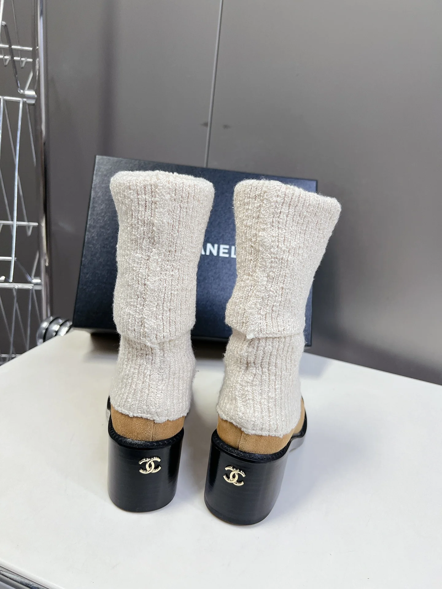 Ботильоны-носки на высоком каблуке Chanel 2024 года - белые