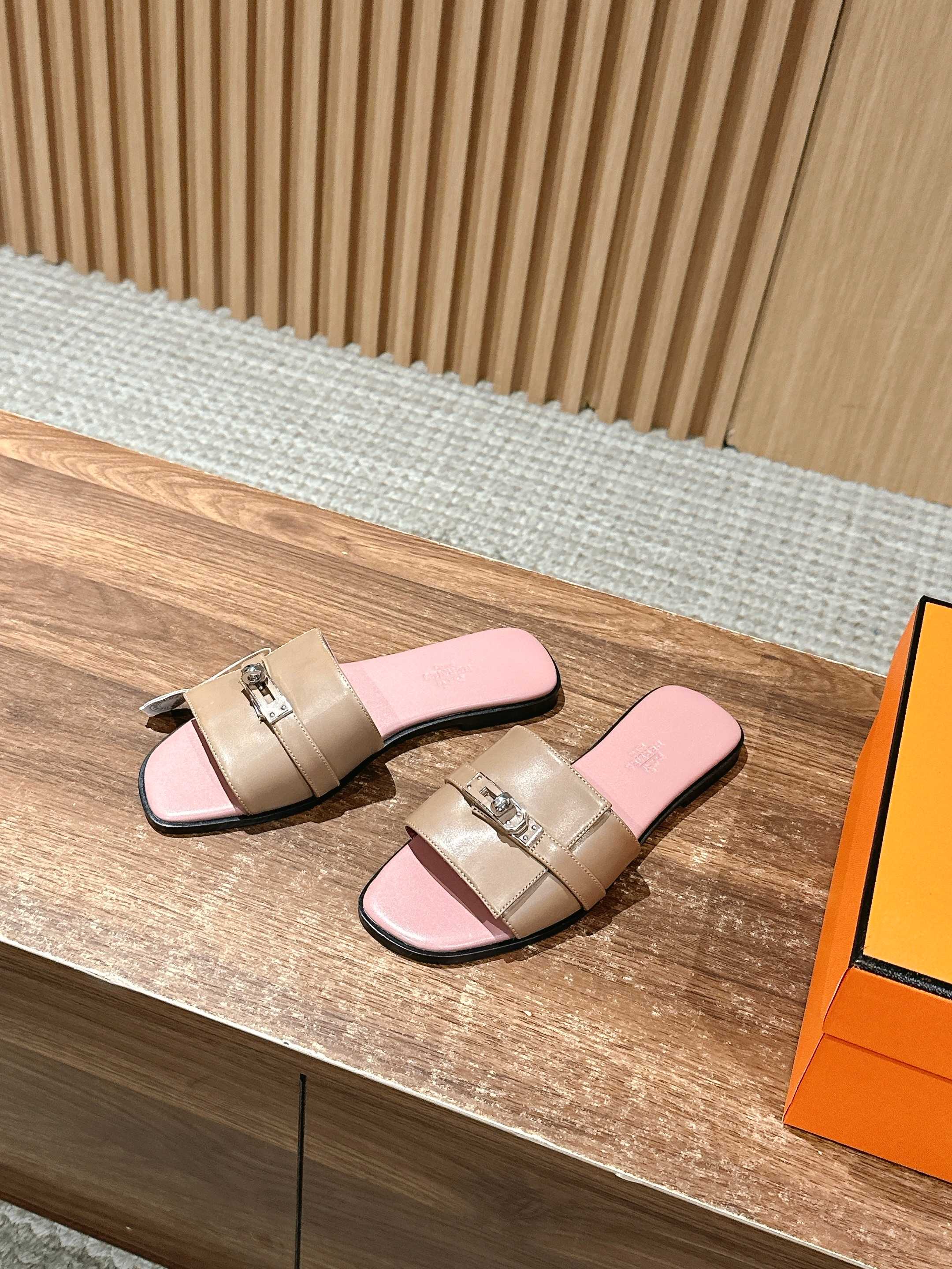 Сандалии Hermes Kelly с пряжкой, розовые.