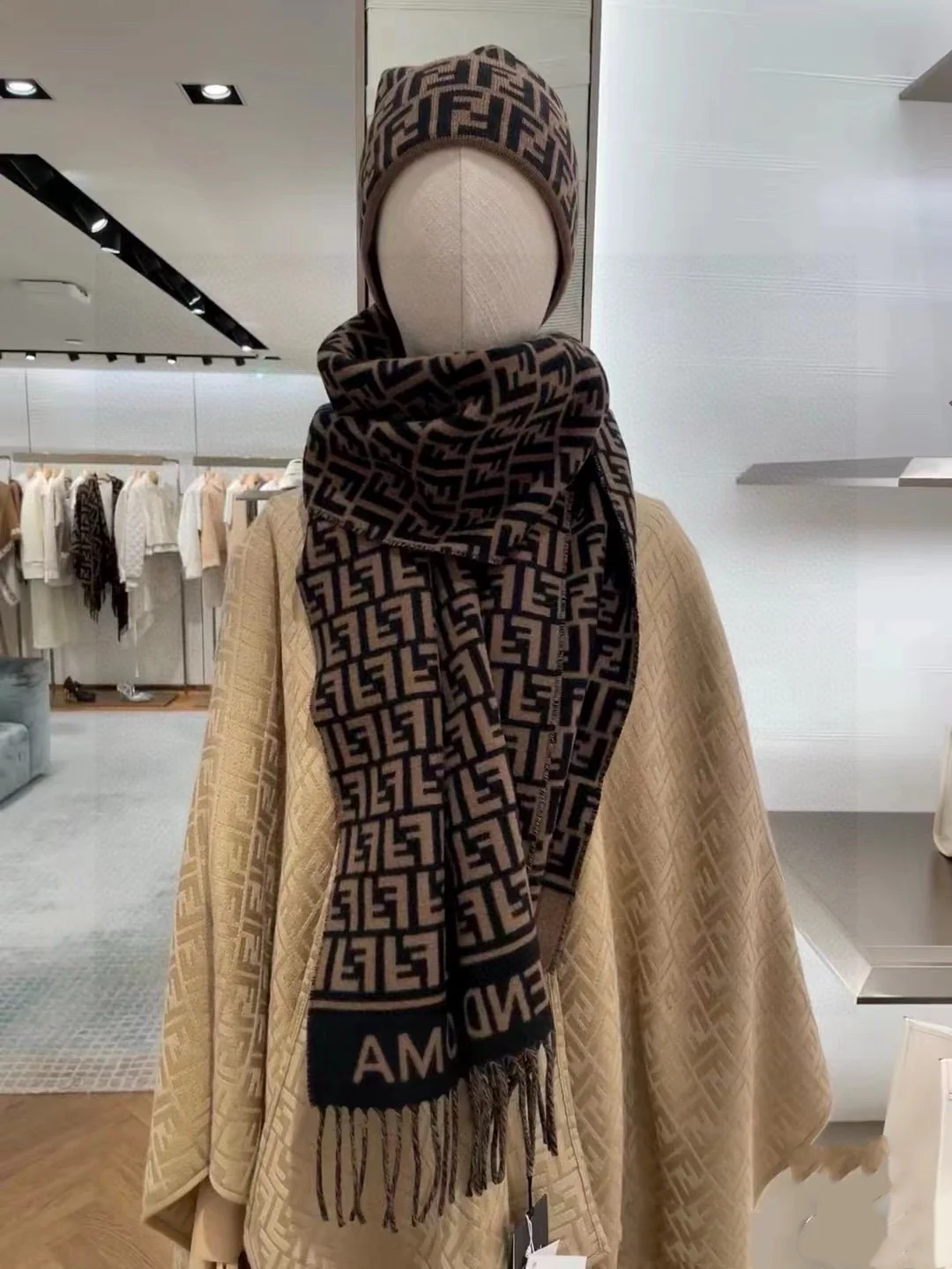 Классический шарф Fendi с монограммой 2024 года