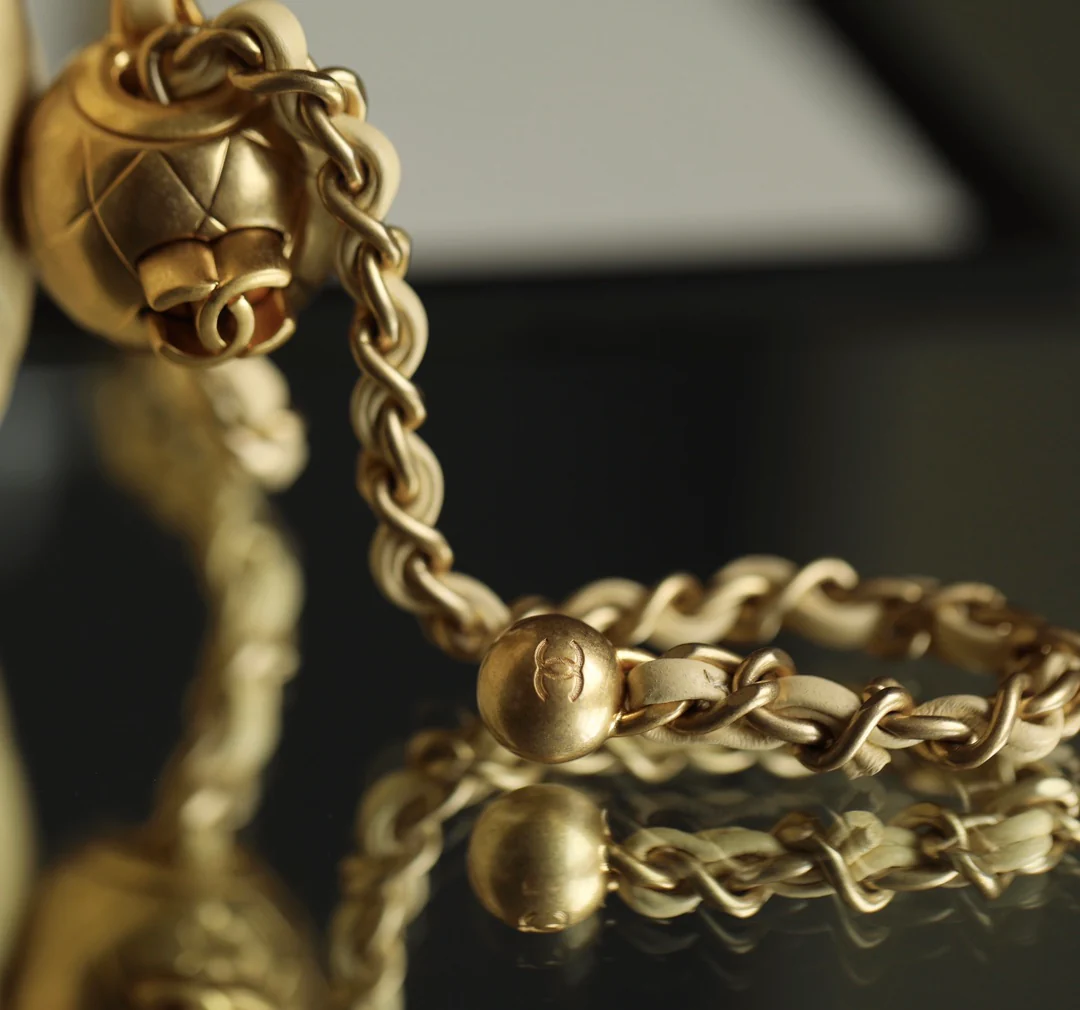 Chanel - Квадратная сумка Gold Globe - Мини-сумочка в форме куриного желтка