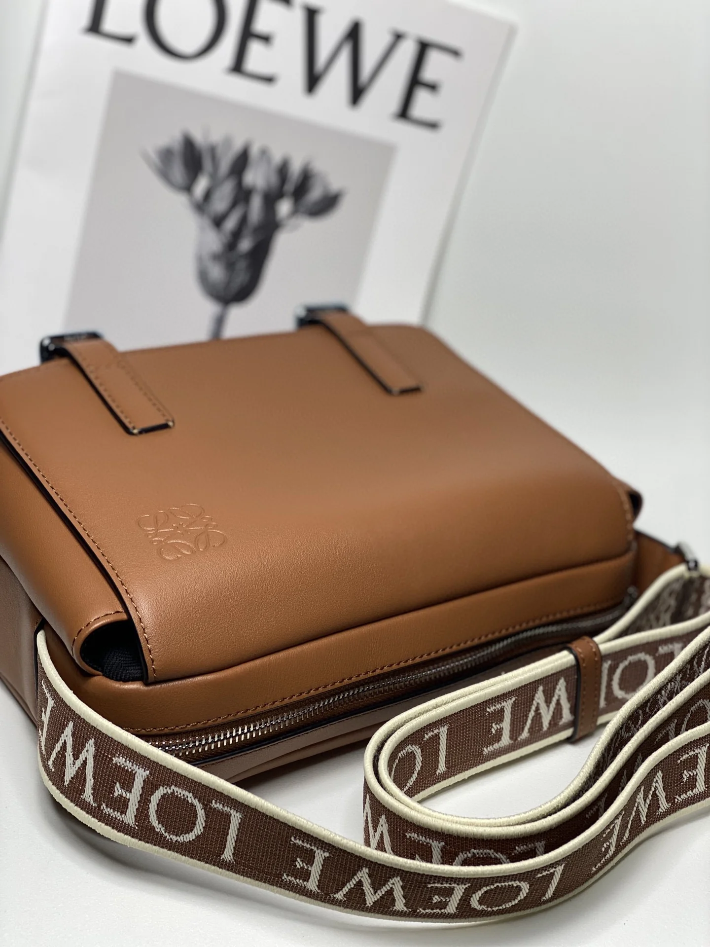 Сумка-мессенджер Loewe 2022 Military, маленькая