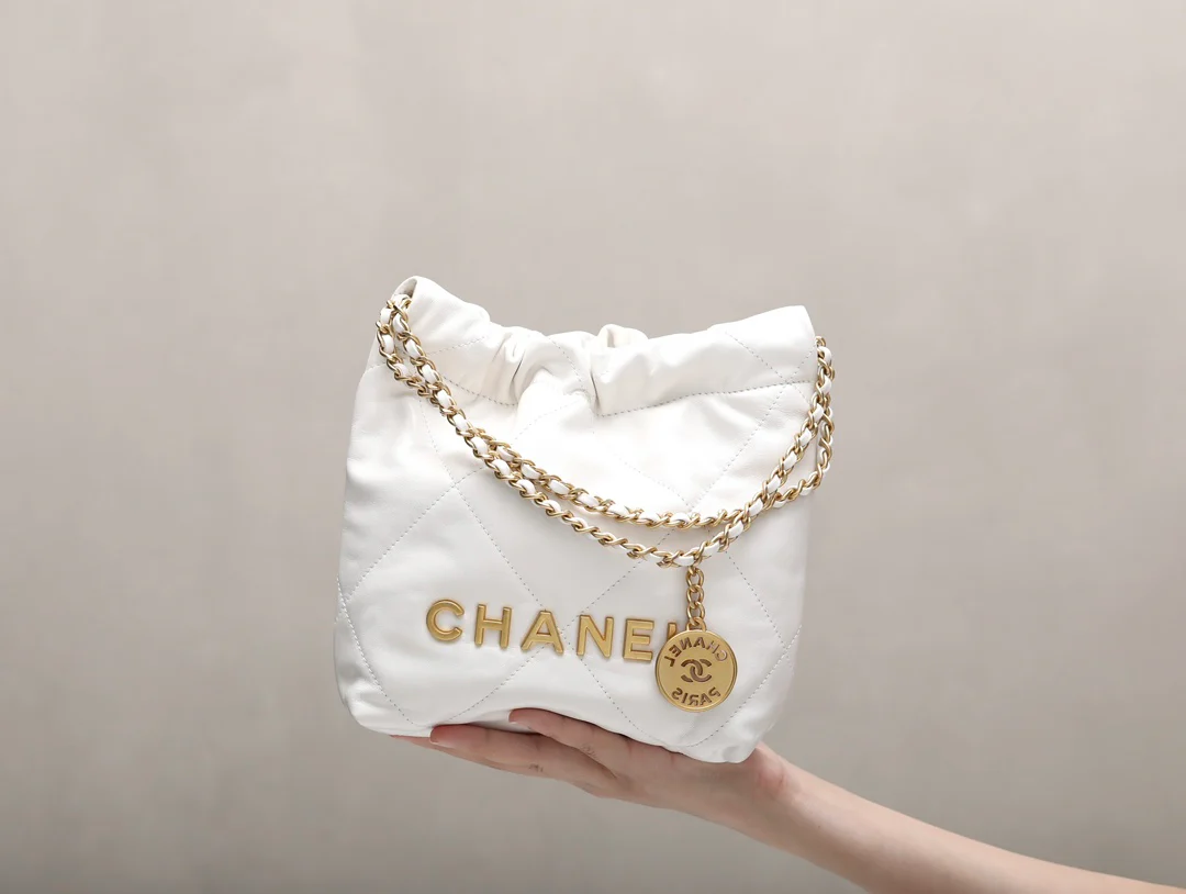 Новинка сезона весна/лето 2023 от Chanel - сумка 22 - мини - белое золото