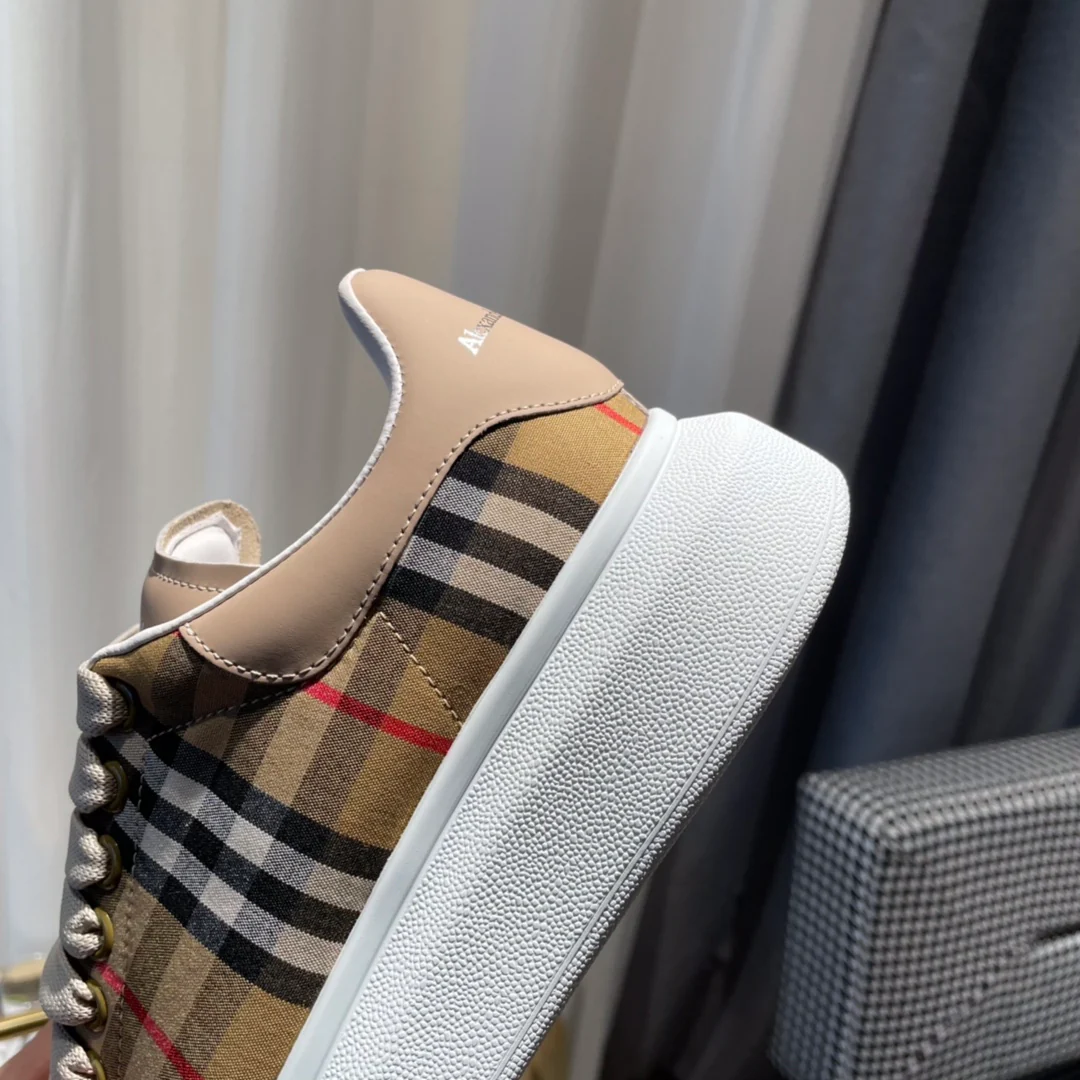 Классические белые кроссовки McQueen с клетчатым узором.