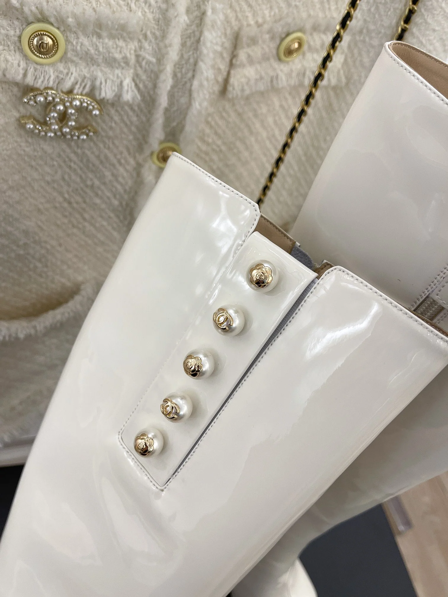 Новинка сезона осень/зима 2022 от Chanel - Сапоги на высоком каблуке - Белые