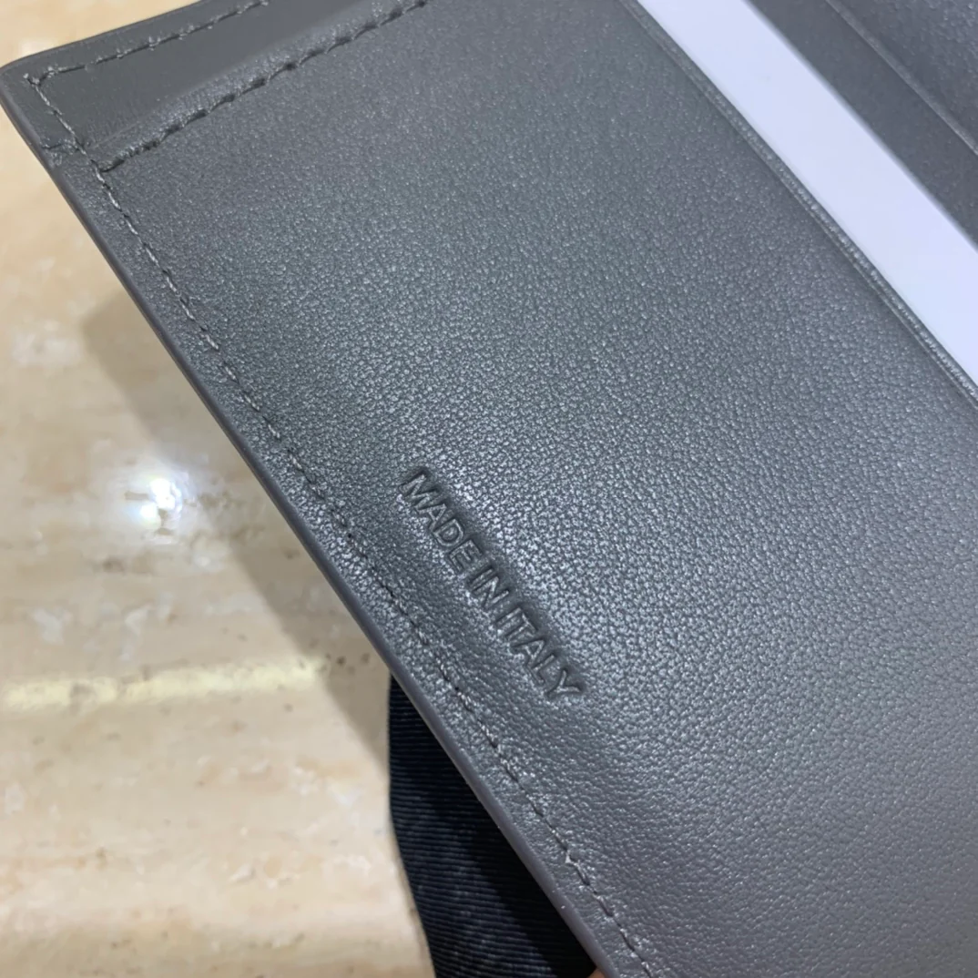 Короткий трехсекционный кошелек Celine - серый с принтом пальмовых листьев