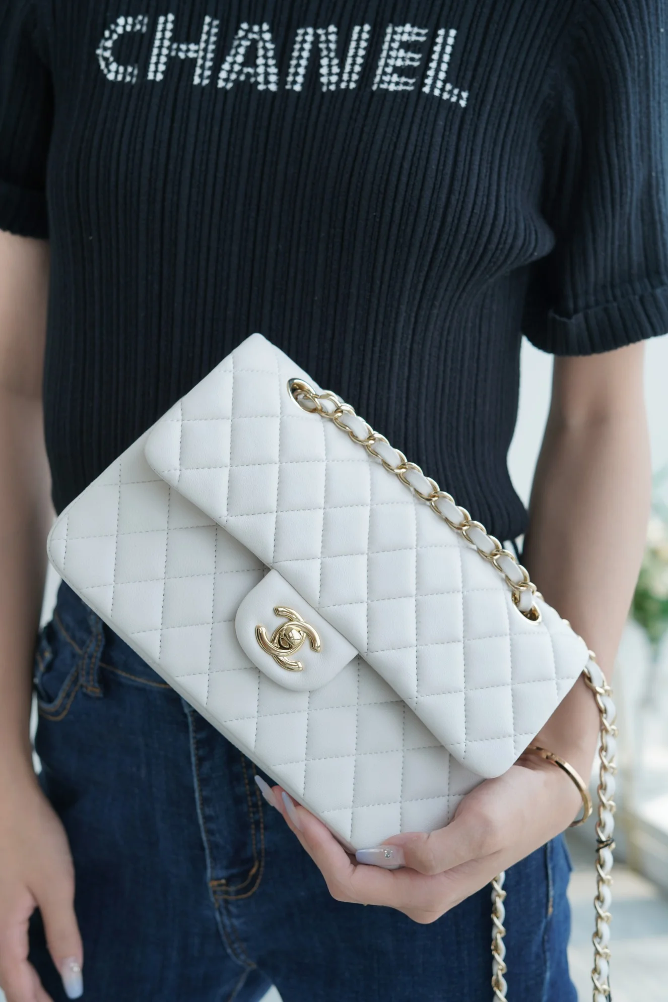 Классическая сумка Chanel с клапаном - белая.