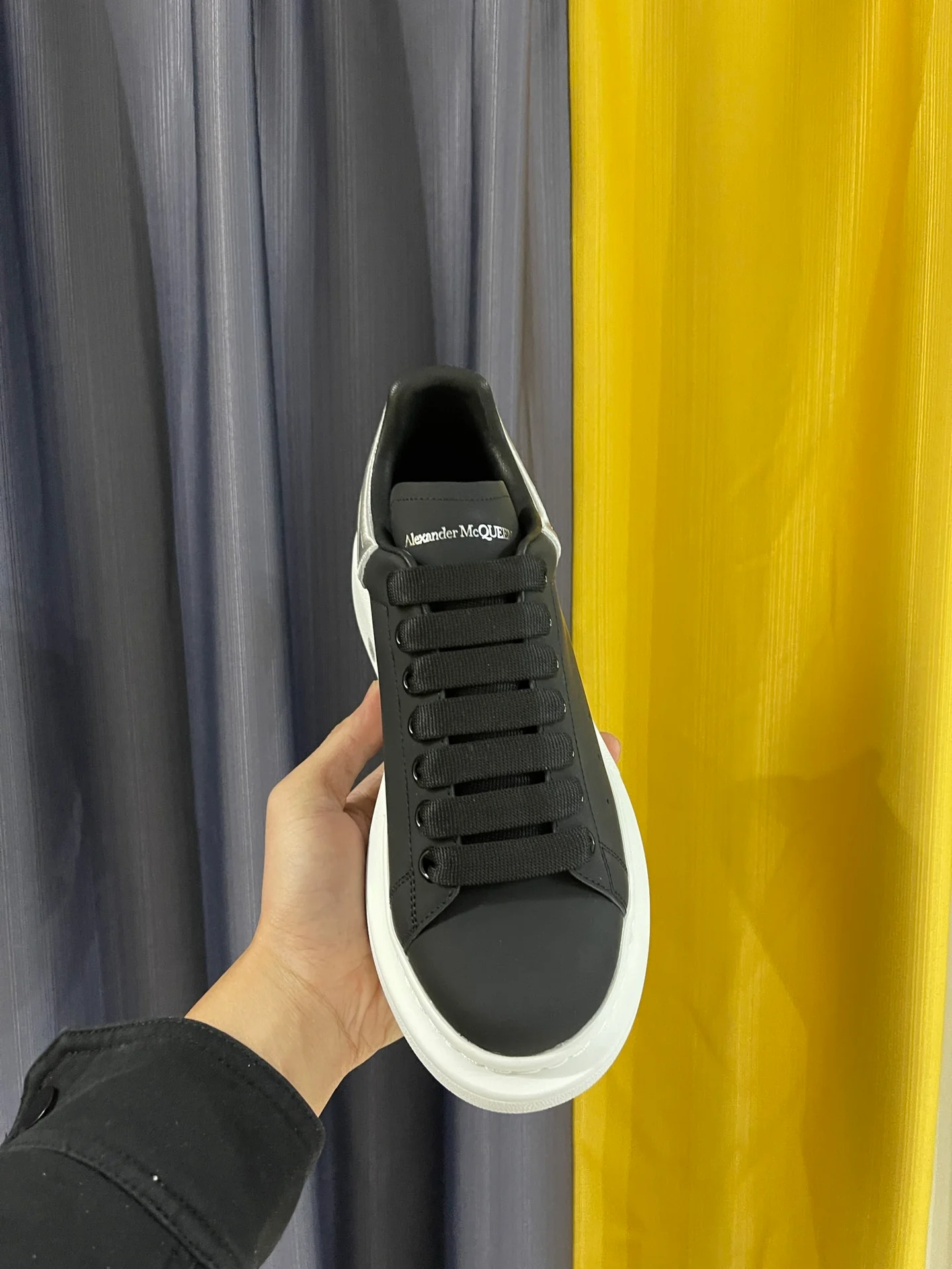 Классические белые кроссовки McQueen - унисекс - черные с вышитой серебристой задней частью - премиум-издание