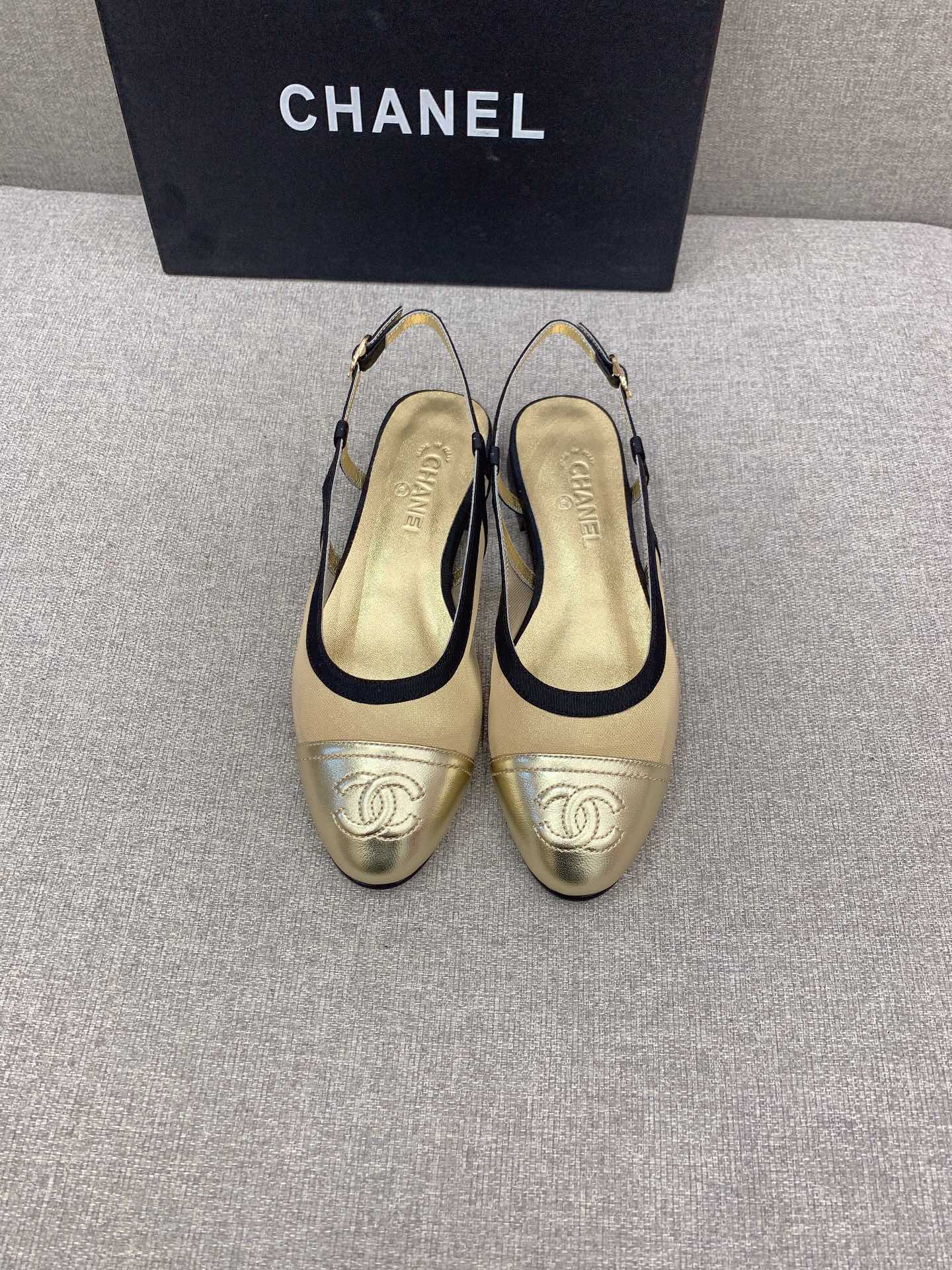 Классические сандалии-балетки Chanel с золотистым носком.