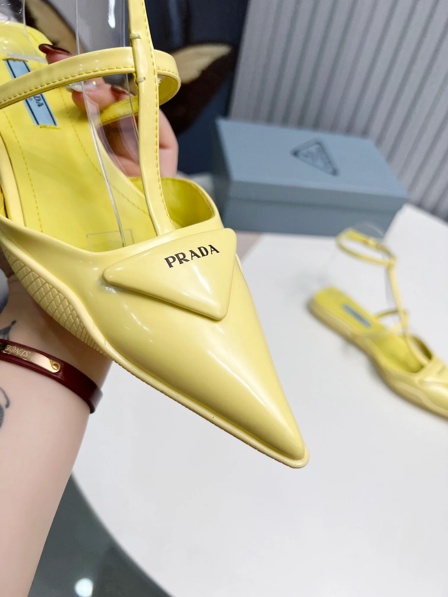 Prada - Желтые сандалии с острым носком