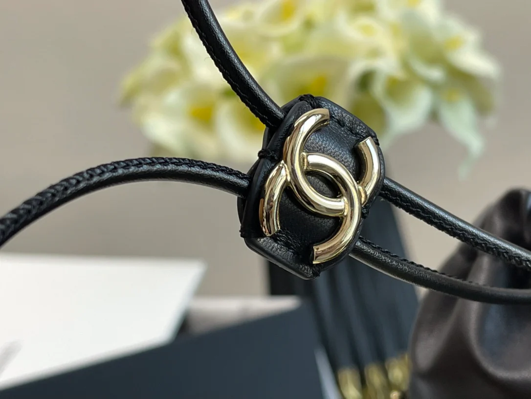 Маленькая сумка-ведро Chanel из овечьей кожи с завязками