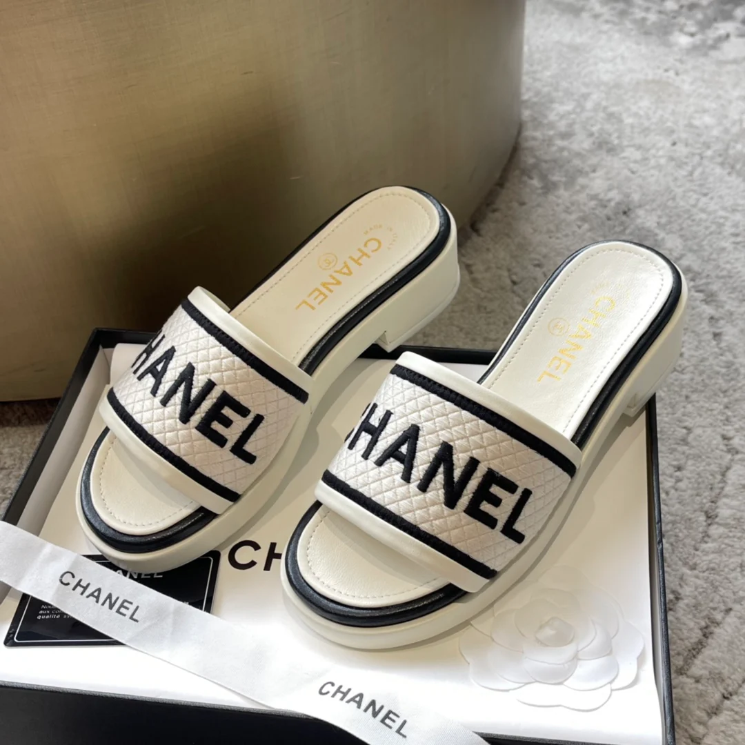 Новинка сезона весна/лето 2023 от Chanel - Плетеные тапочки - Белые - 1