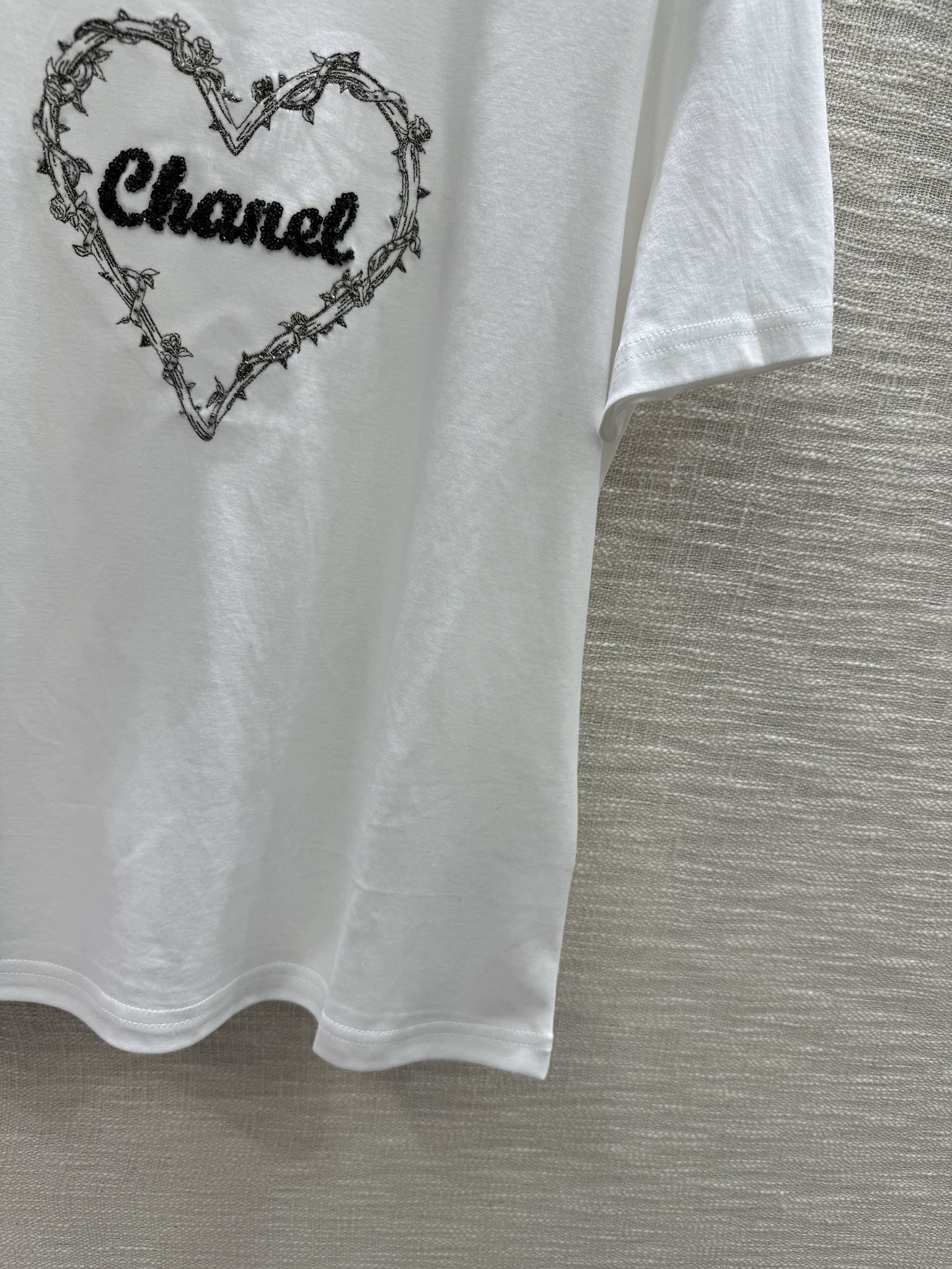 Футболка Chanel 2403 с вышивкой в ??виде сердца и буквы.