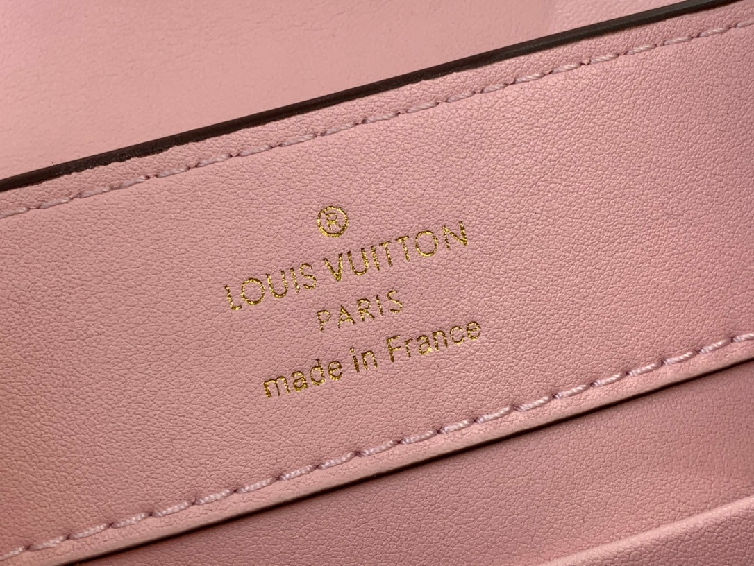 Миниатюрная кожаная сумочка LV Capucines с жемчужной цепочкой - розовая.