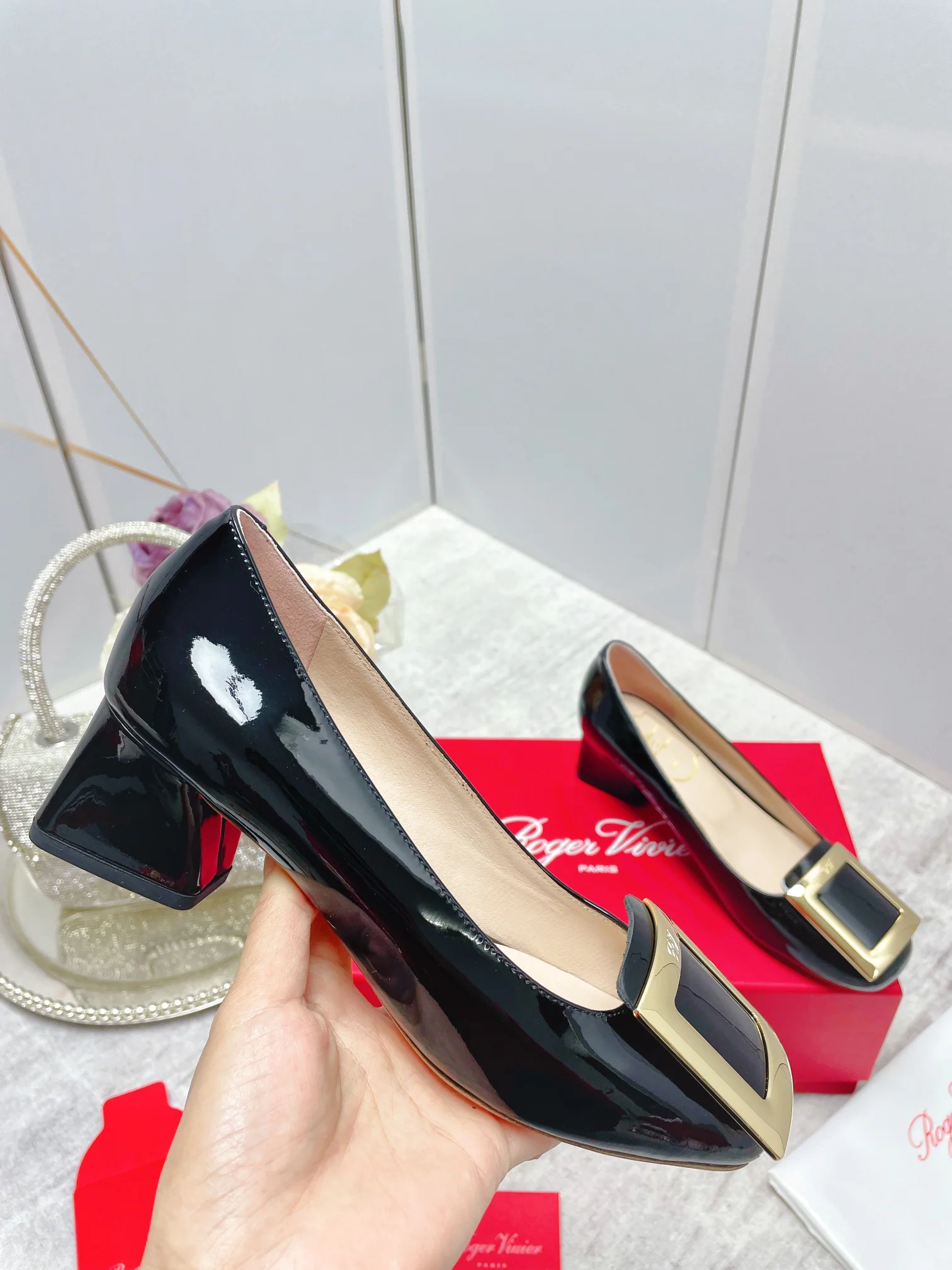 Обувь RV Shoes - Новинка ранней весны 2023 года - Лакированные туфли на низком каблуке с металлической пряжкой