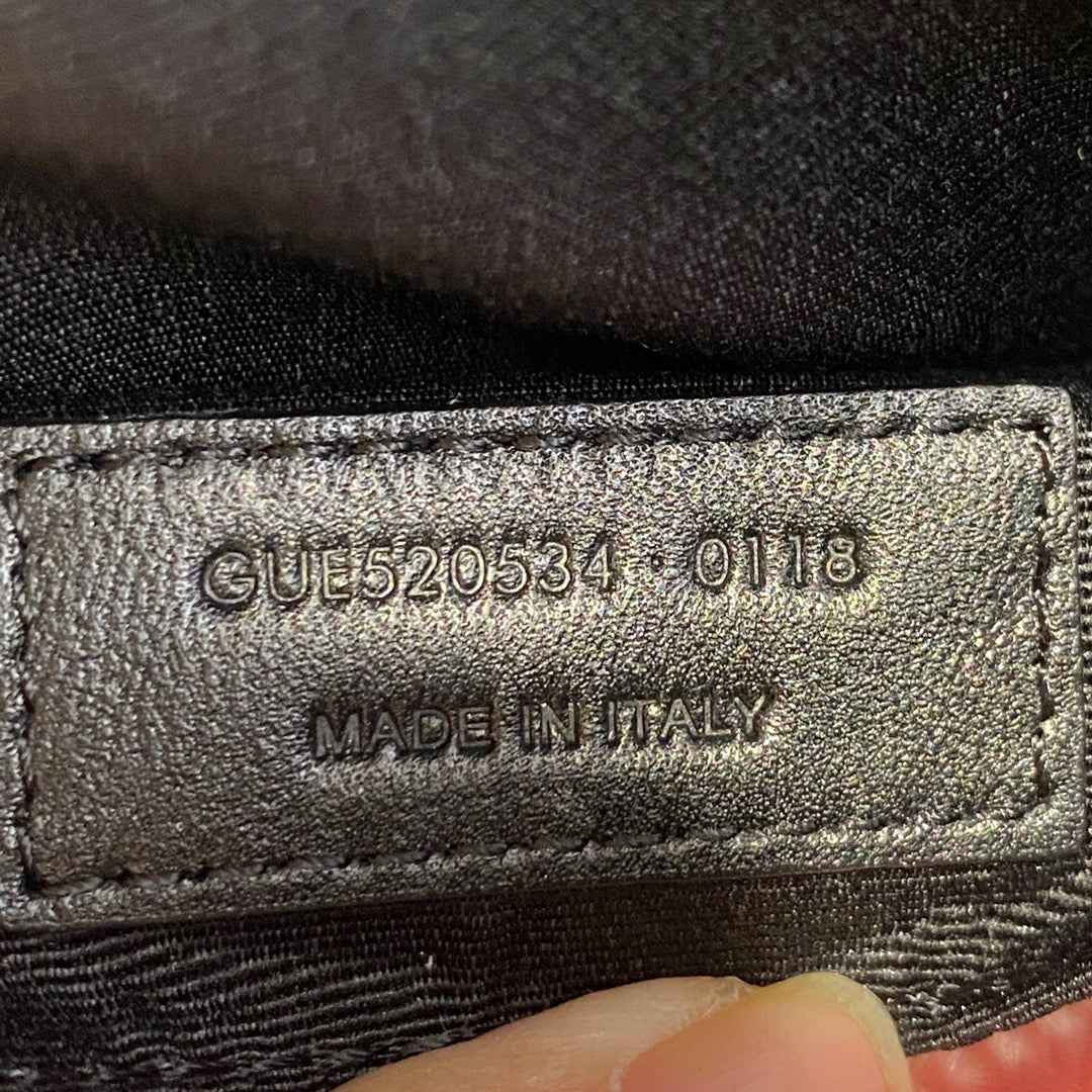 Фотосумка YSL Lou Bag — черная с серебристой фурнитурой.