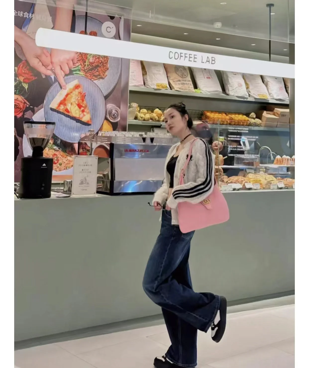 Весенняя коллекция Gucci 2023 — Сумка через плечо ?Полумесяц? — Розовая — Фотографии в действии.