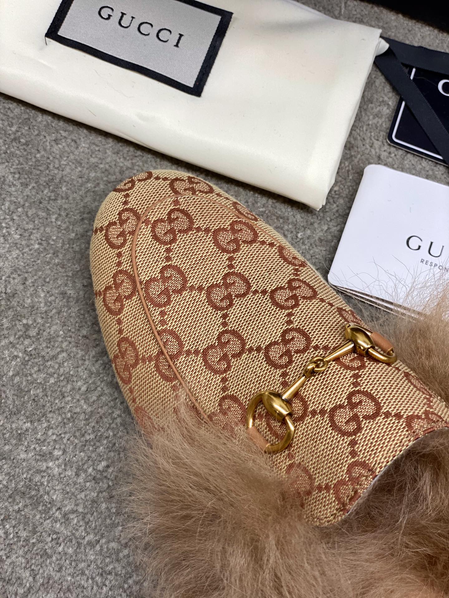 Бутик Gucci 2020 - Последние модели с подиума - Меховые тапочки - Монограммный узор - 1