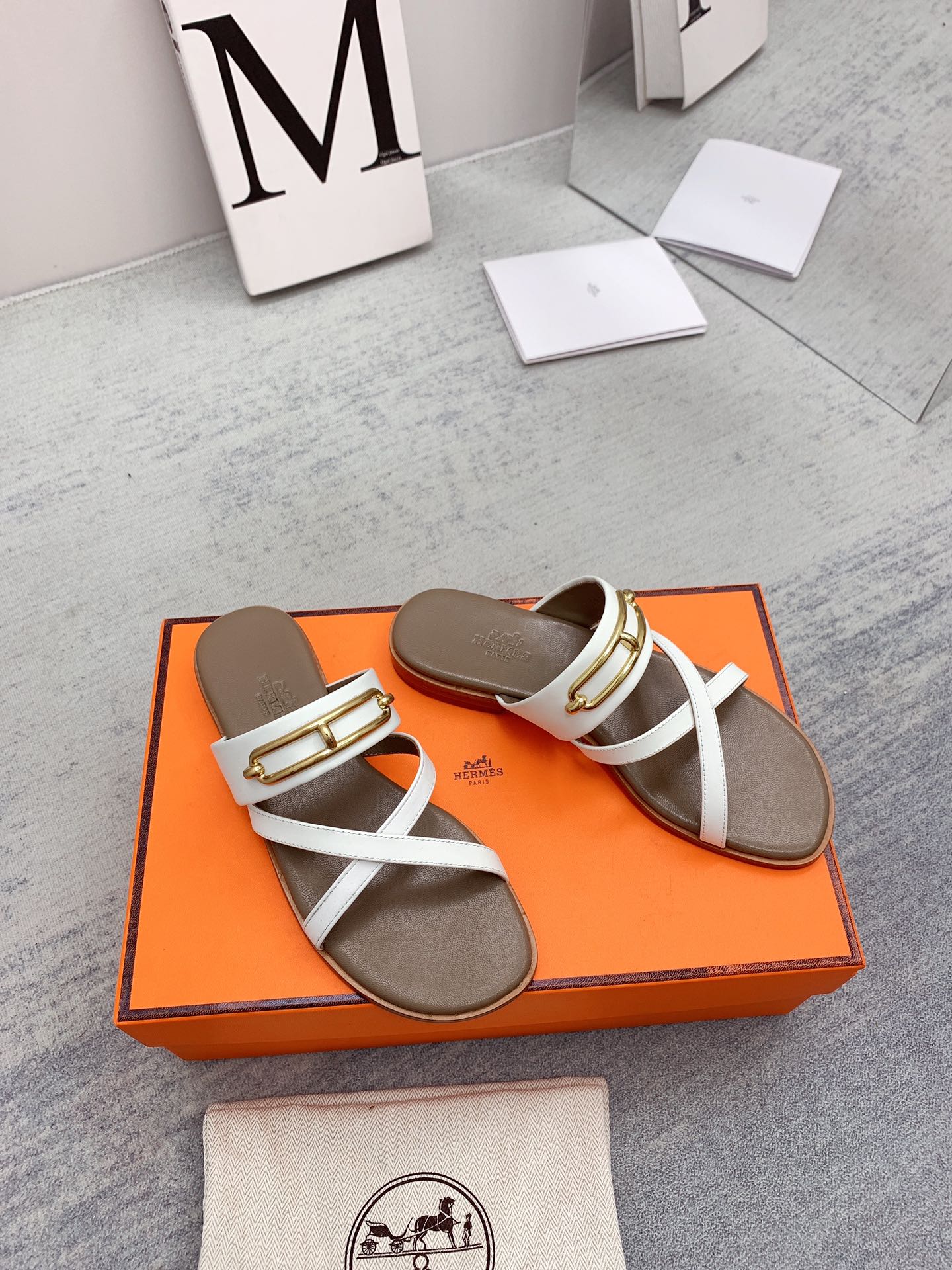 Новинка сезона весна/лето 2022 от Hermes - фактурные плоские тапочки