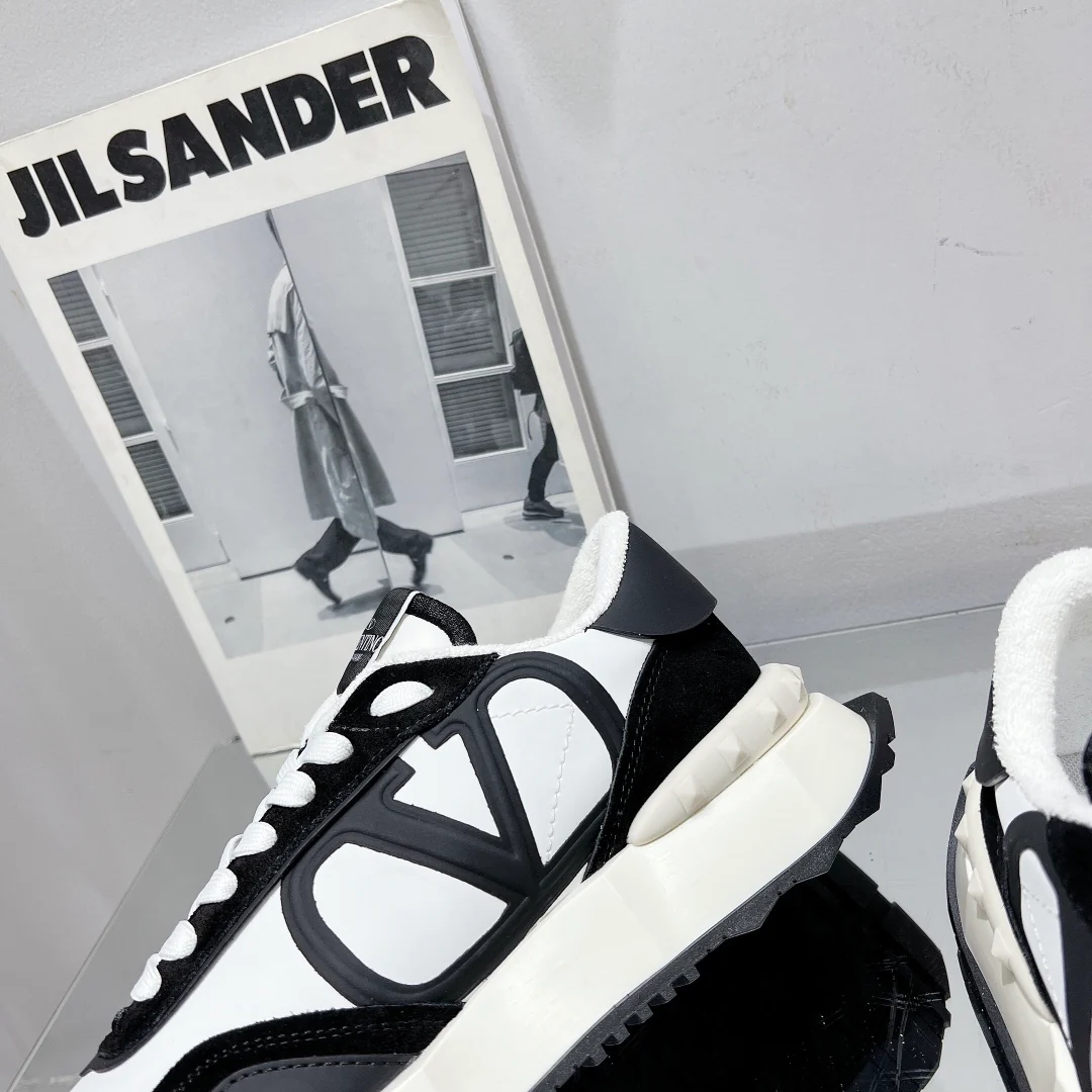 Новинка сезона весна/лето 2022 от Valentino - Кроссовки из шелковой кожи - Унисекс - Черные