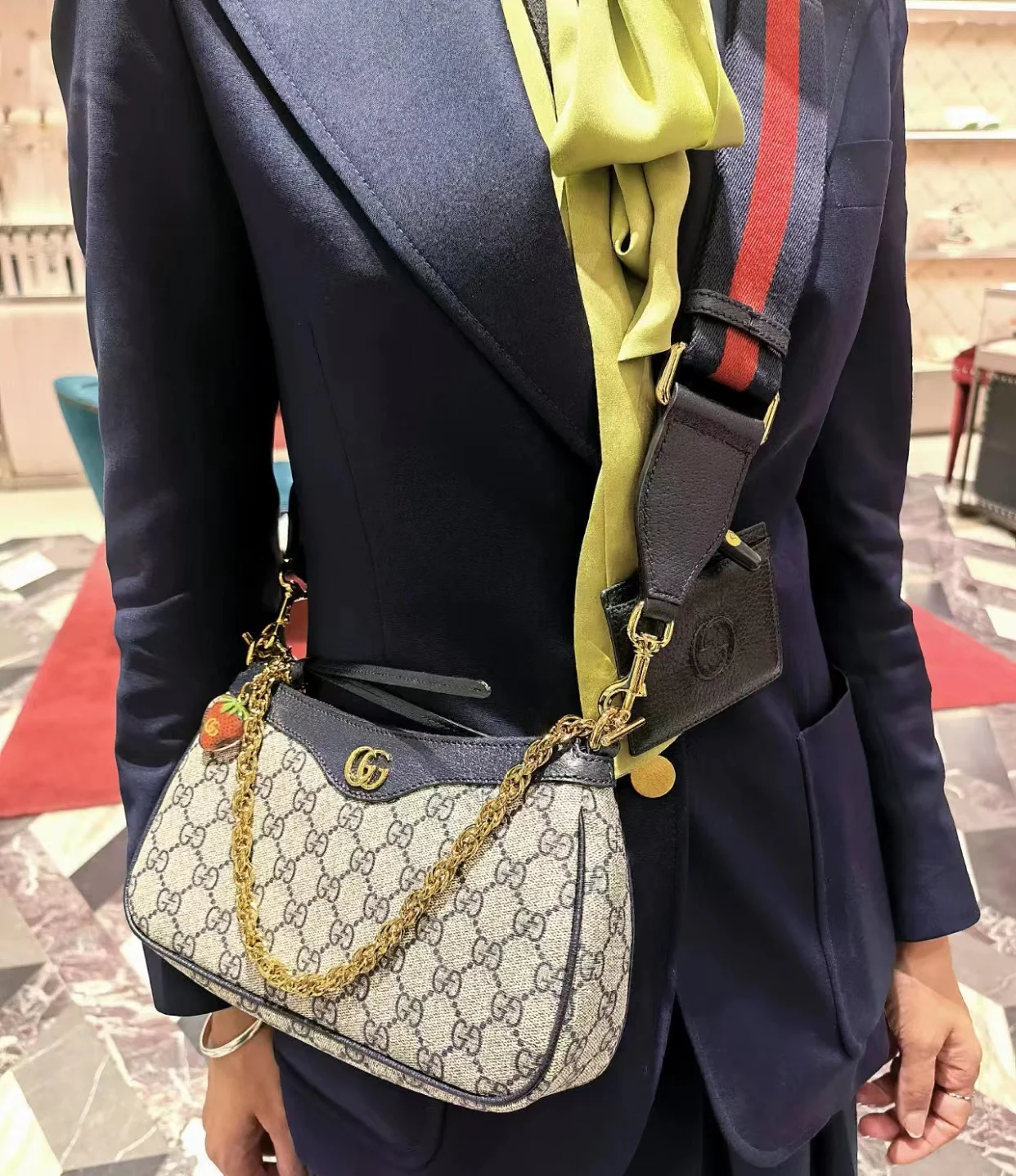 Сумка Gucci Ophidia Strawberry через плечо - черная