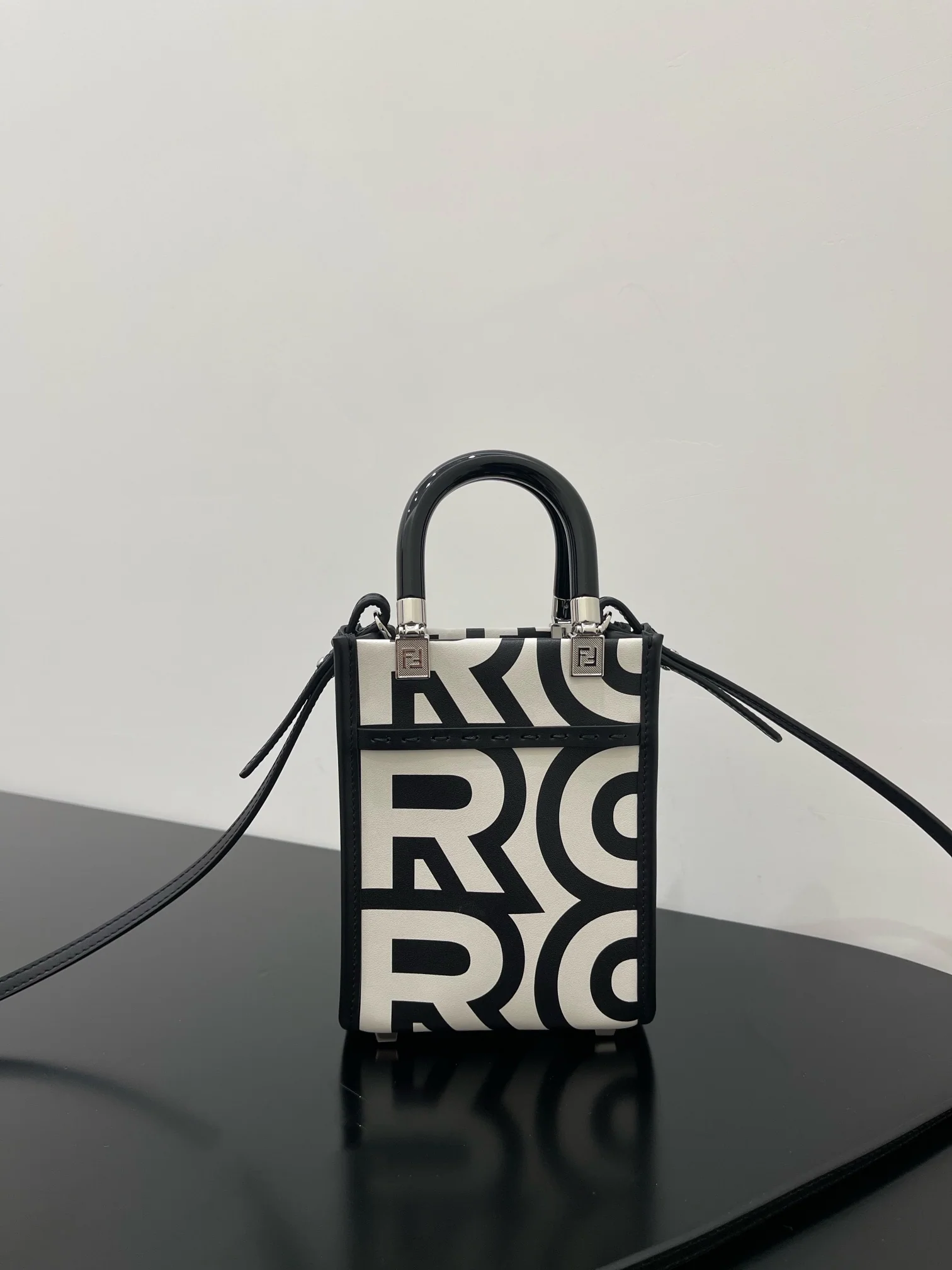 Сумка-тоут Fendi Sunshine — мини — черно-белая коллаборация