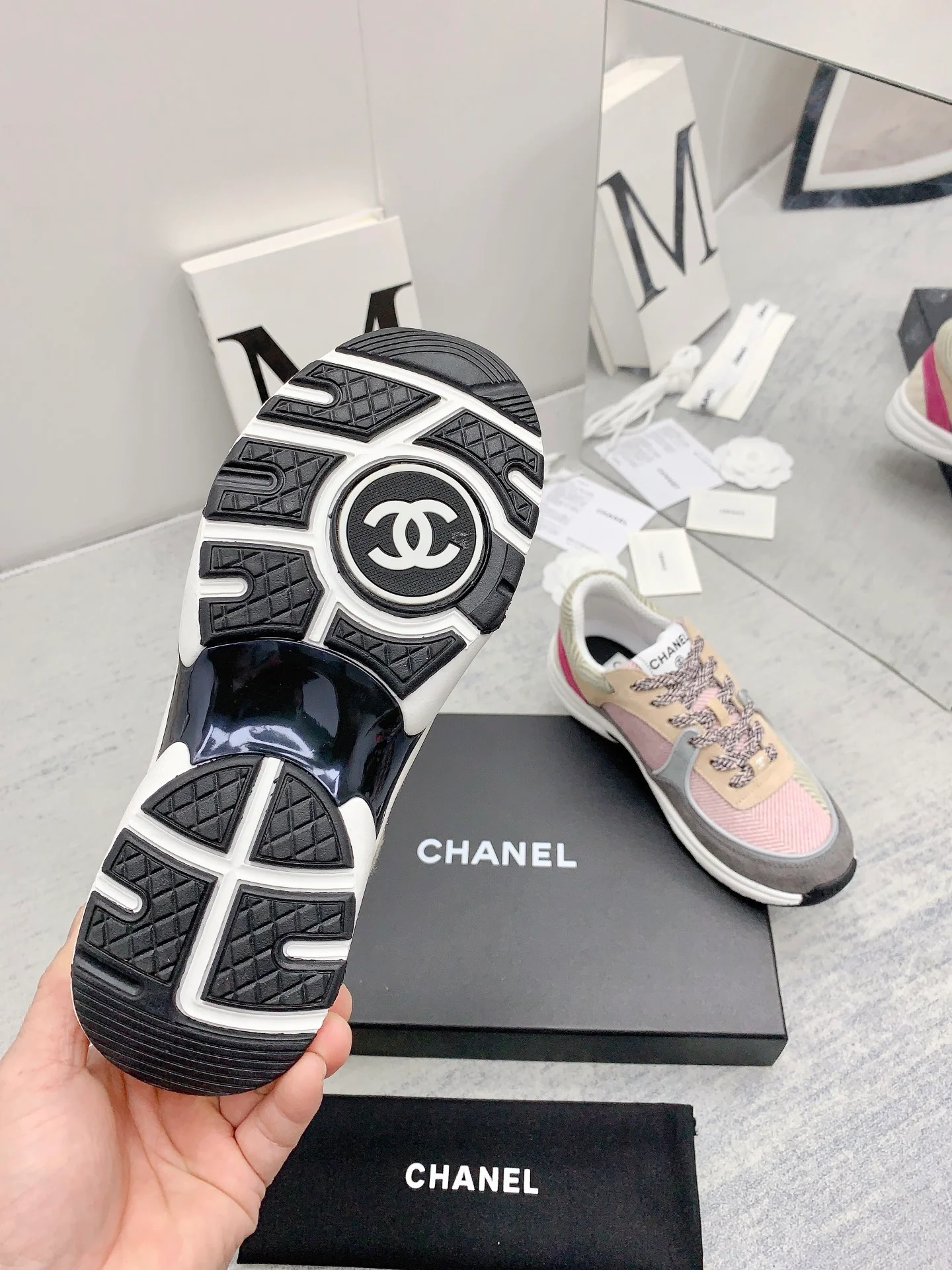Chanel - Твидовые кроссовки в стиле пэчворк - Повседневные кроссовки - Розовато-серый