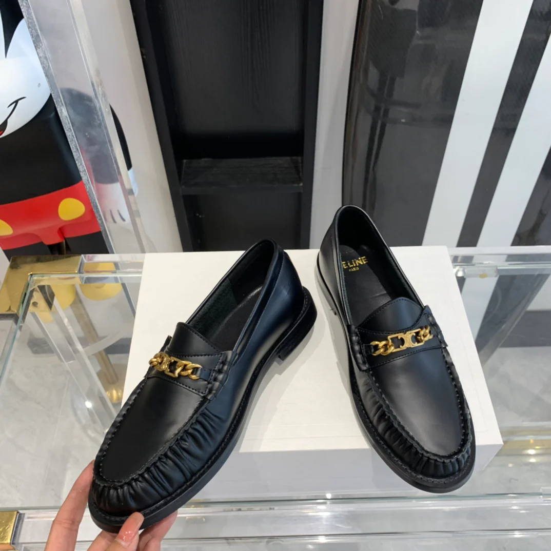 Новинка сезона осень/зима 2023 от Celine - Балетки с мятой поверхностью - Черные