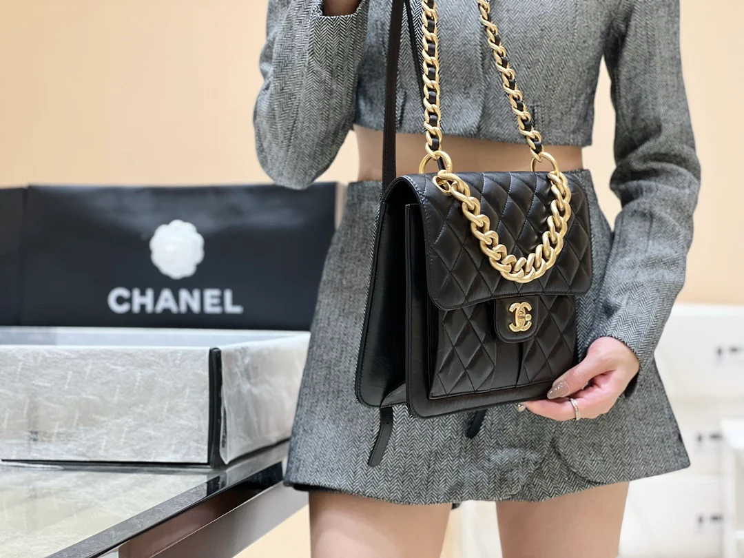 Новинка сезона весна/лето 2023 от Chanel - винтажный кожаный рюкзак на двоих - фотографии в действии.