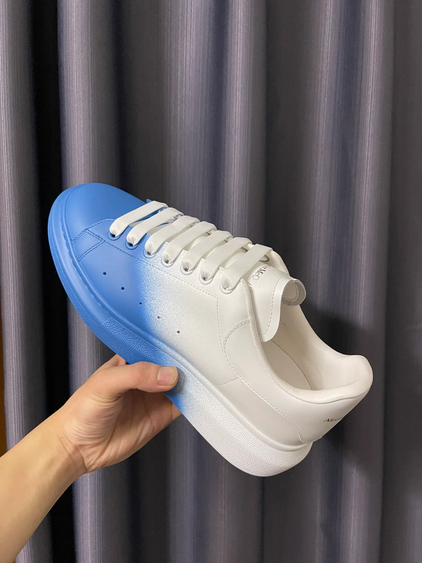 Классические белые кроссовки McQueen - унисекс - наполовину синие - премиум-версия