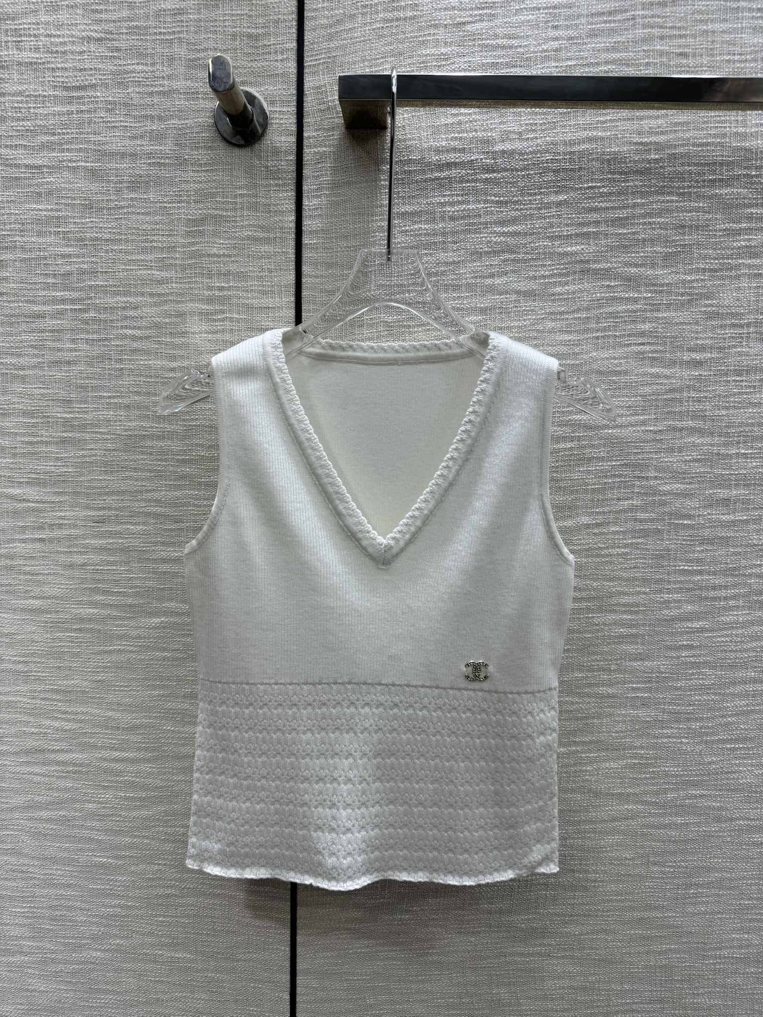 Вязаный жилет Chanel 2403 с V-образным вырезом - белый