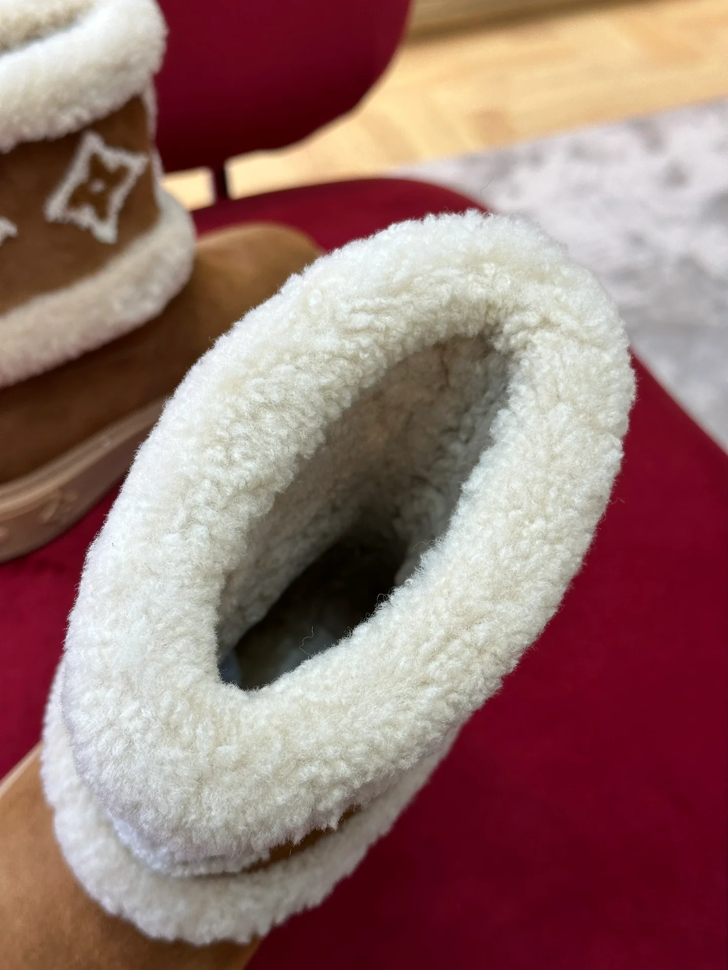 Новинка осенне-зимней коллекции LV 2022 — Снежные сапоги из натуральной овчины — Коричневые — 1 шт.