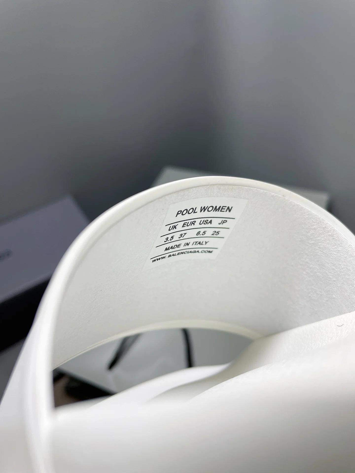 Balenciaga - Новинка 2022 года - Сандалии с эффектом памяти