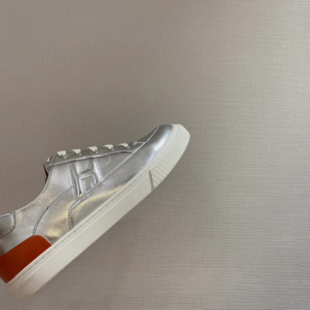 Весенняя коллекция Hermes 2022 — Белые повседневные кроссовки — Мужской стиль — Серебристые