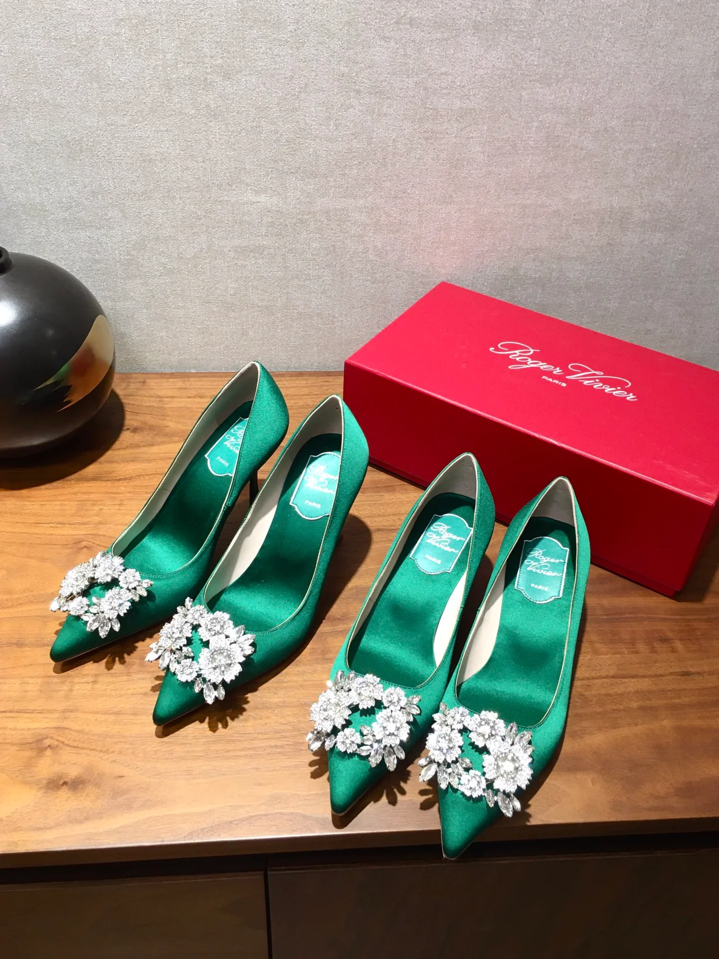 Туфли RV - туфли на высоком каблуке с острым носком и пряжкой, украшенные стразами - зеленые