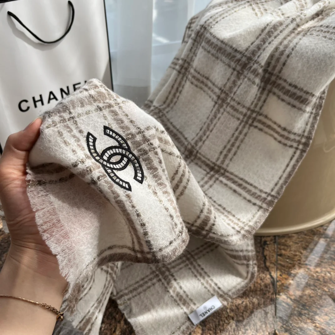 Chanel - Большой шарф с золотой отделкой - 75-200 см - Высококачественный импортный кашемир
