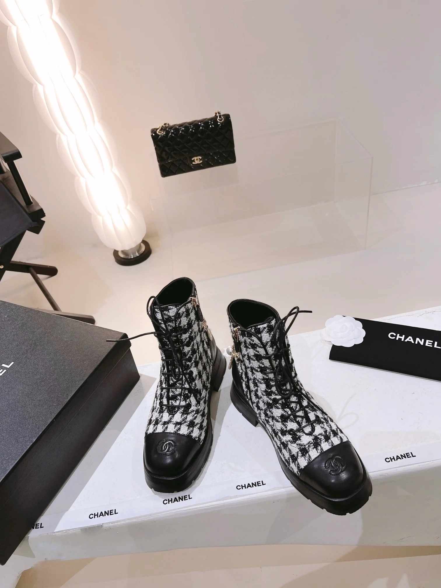 Новинка сезона осень/зима 2022 от Chanel — ботильоны в клетку ?гусиная лапка?.