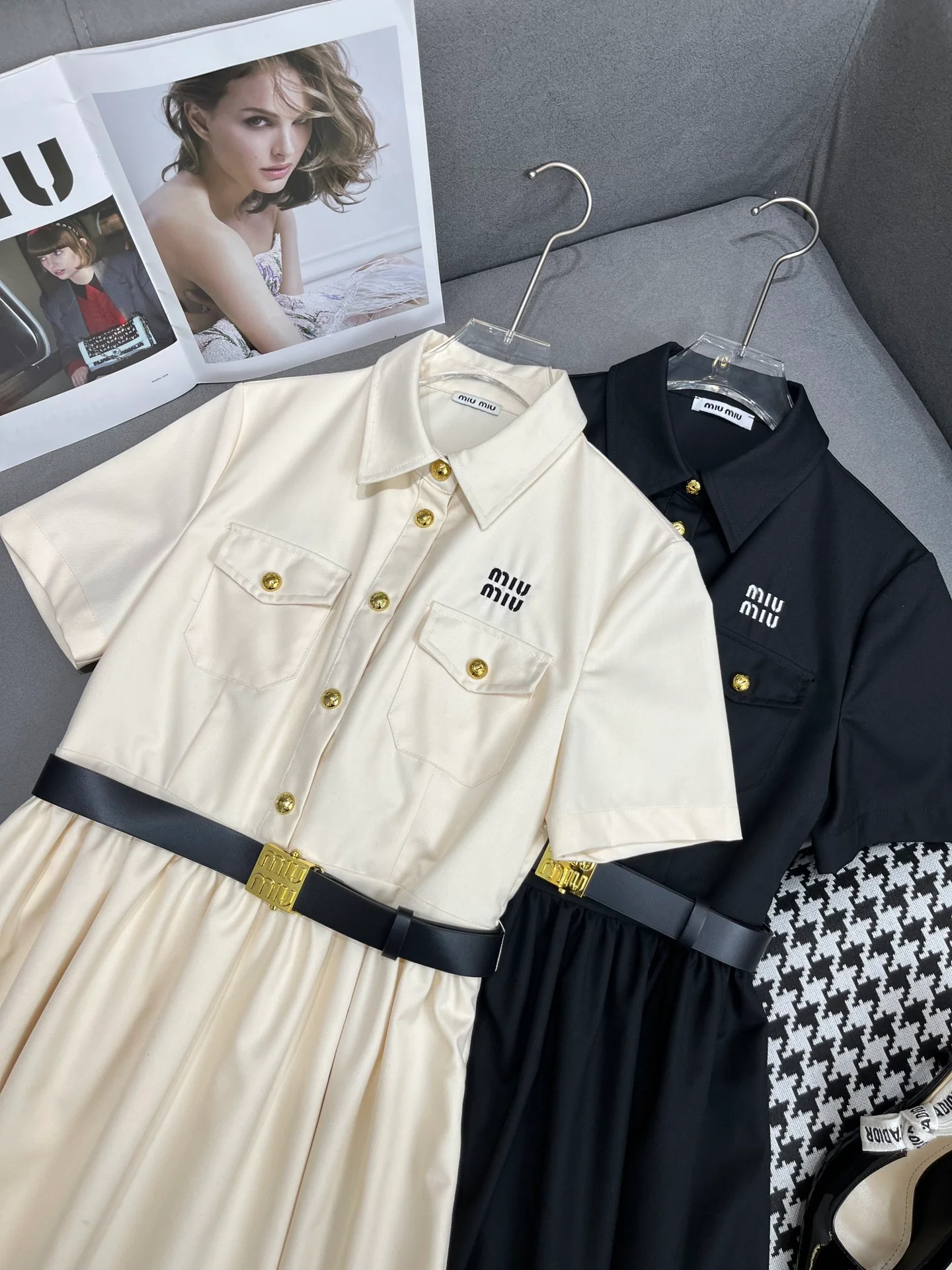 Miu Miu - Летнее платье нового стиля 2404-24ss с отложным воротником, вышивкой в ??виде букв и поясом - Модное белое.